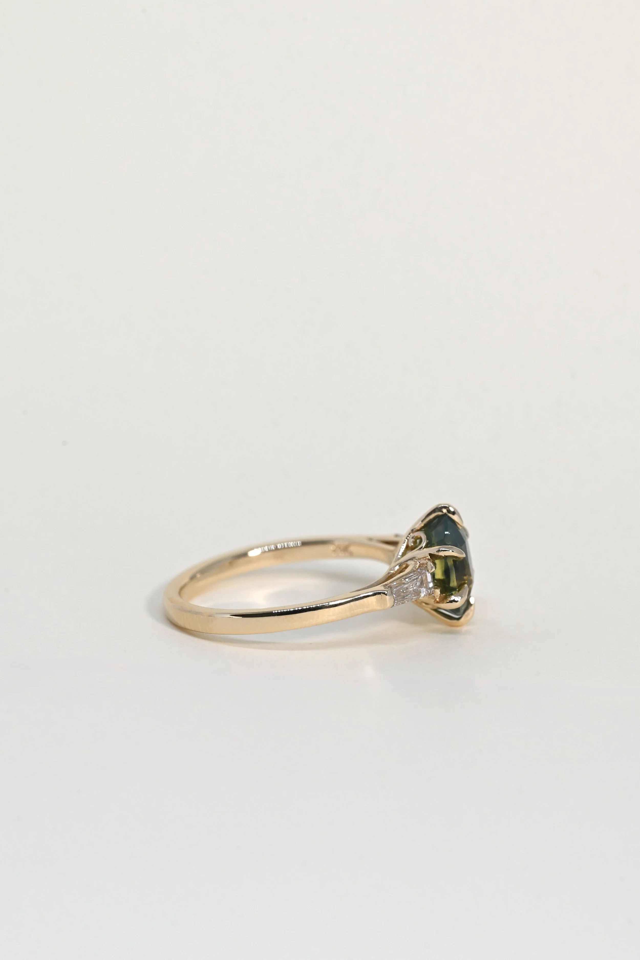 EC-R0029-Octavia-2.17ctBiColorOvalSapphire-BACK.JPG