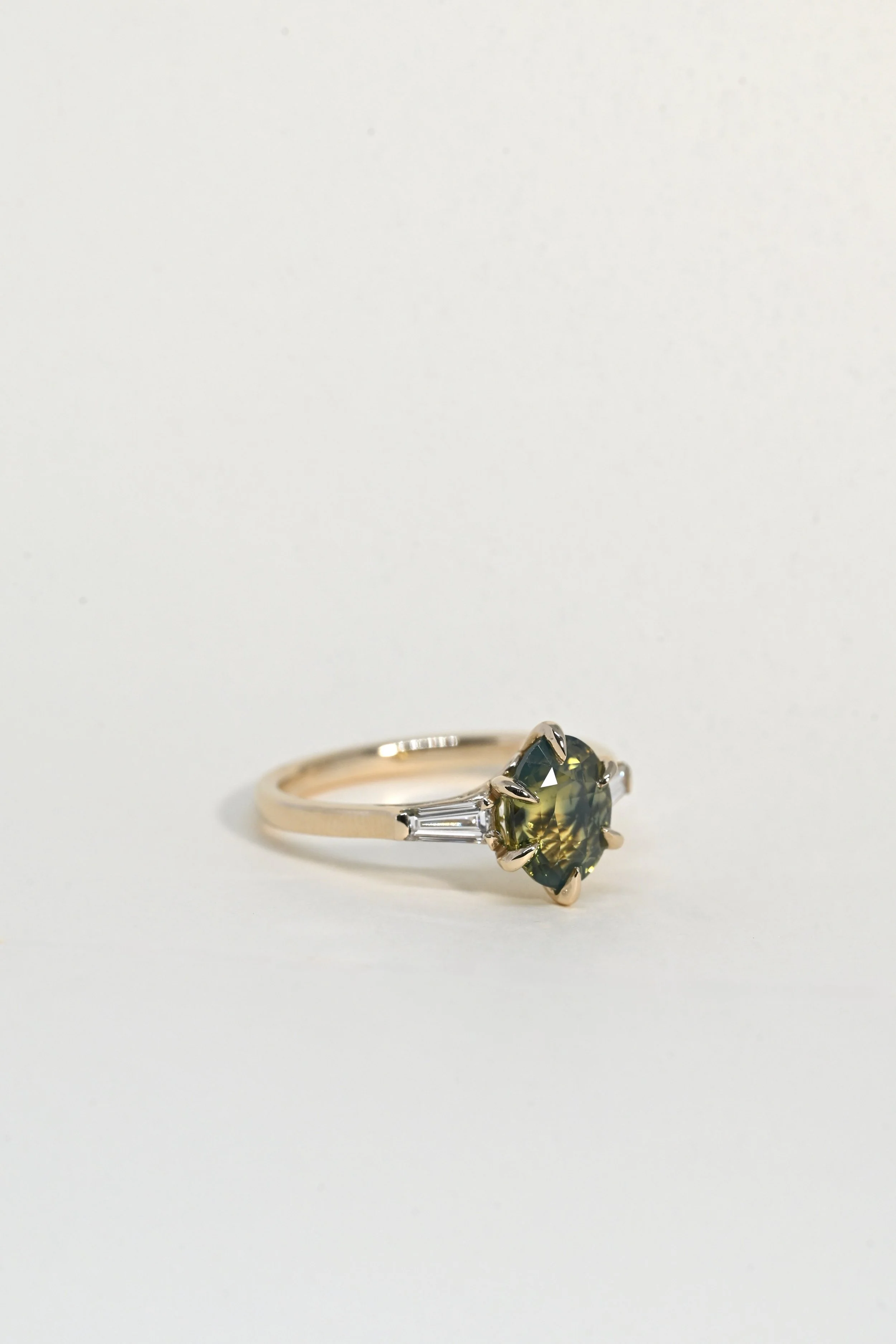EC-R0029-Octavia-2.17ctBiColorOvalSapphire-SIDE.JPG