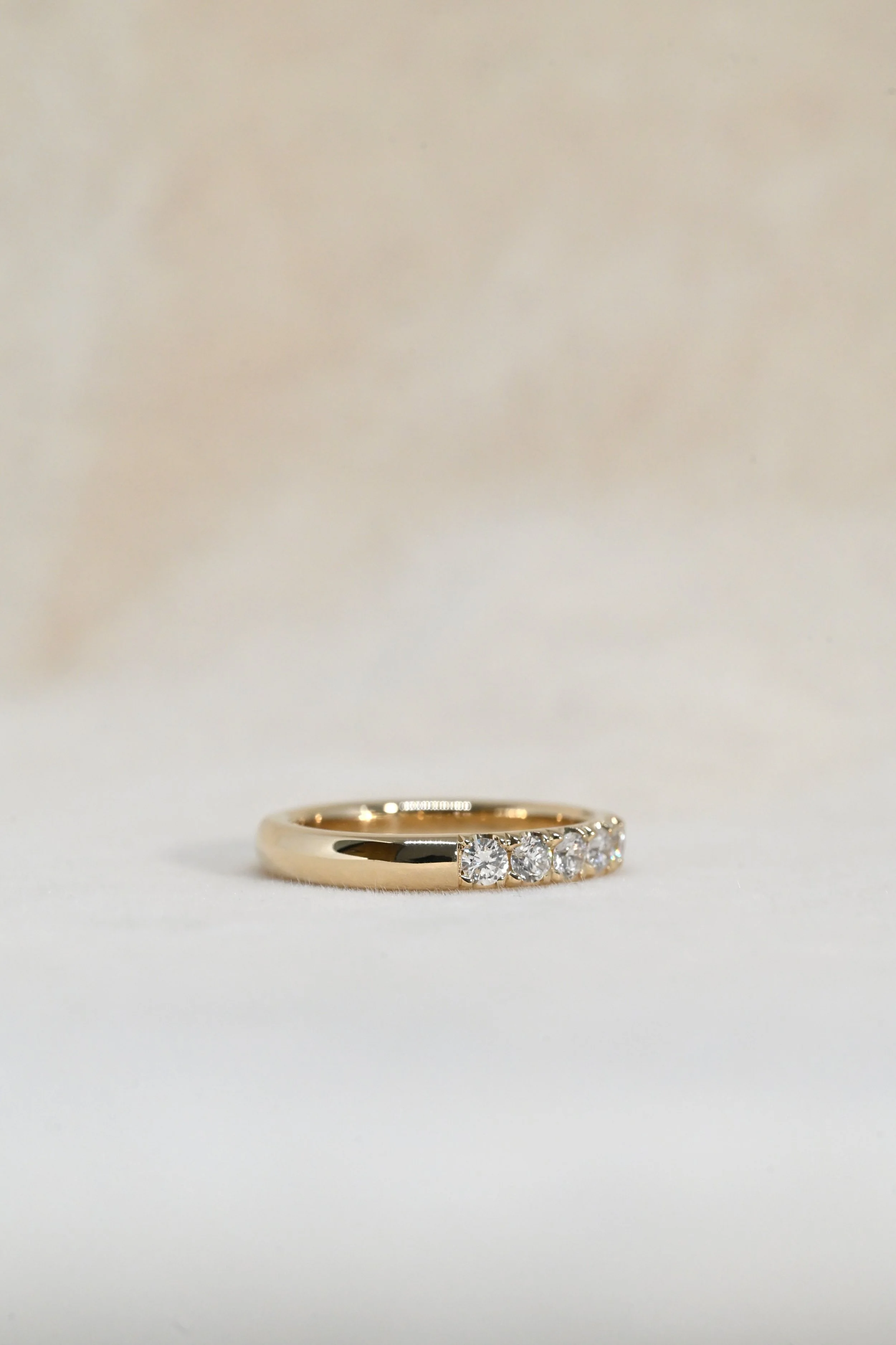 EC-R0000-LuminaBand-NaturalRoundBrilliantCutDiamonds-SIDE.JPG
