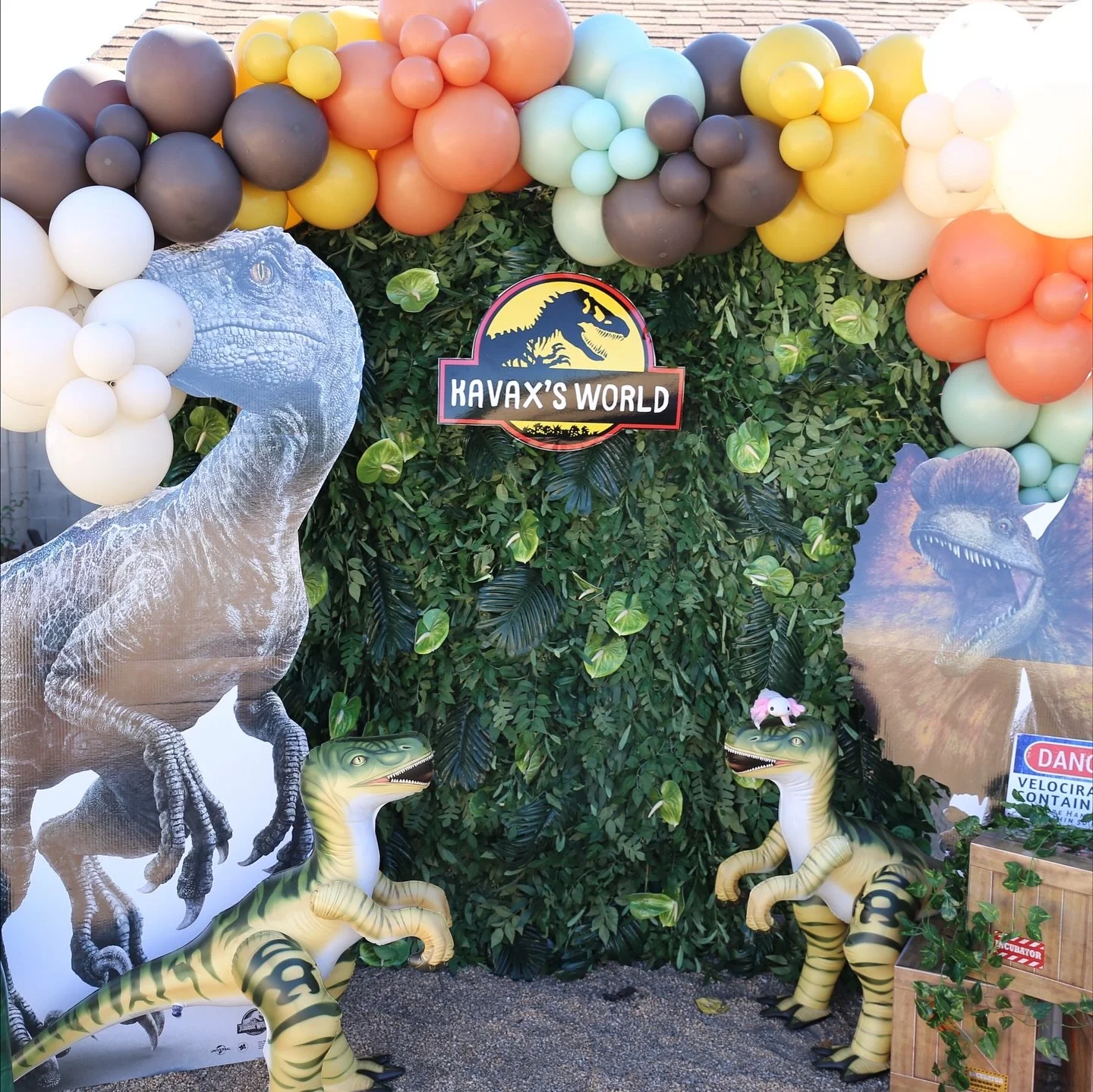 Welcome to Kavax&rsquo;s World 🦖✨
Colorful balloons, giant dinos, and a party millions of years in the making.

This Jurassic celebration was a ROAR-ing success!

#WonderWallAZ #ArizonaEventDesign #AZBalloonArtist #BalloonDecorAZ #GlendaleAZ #Peoria