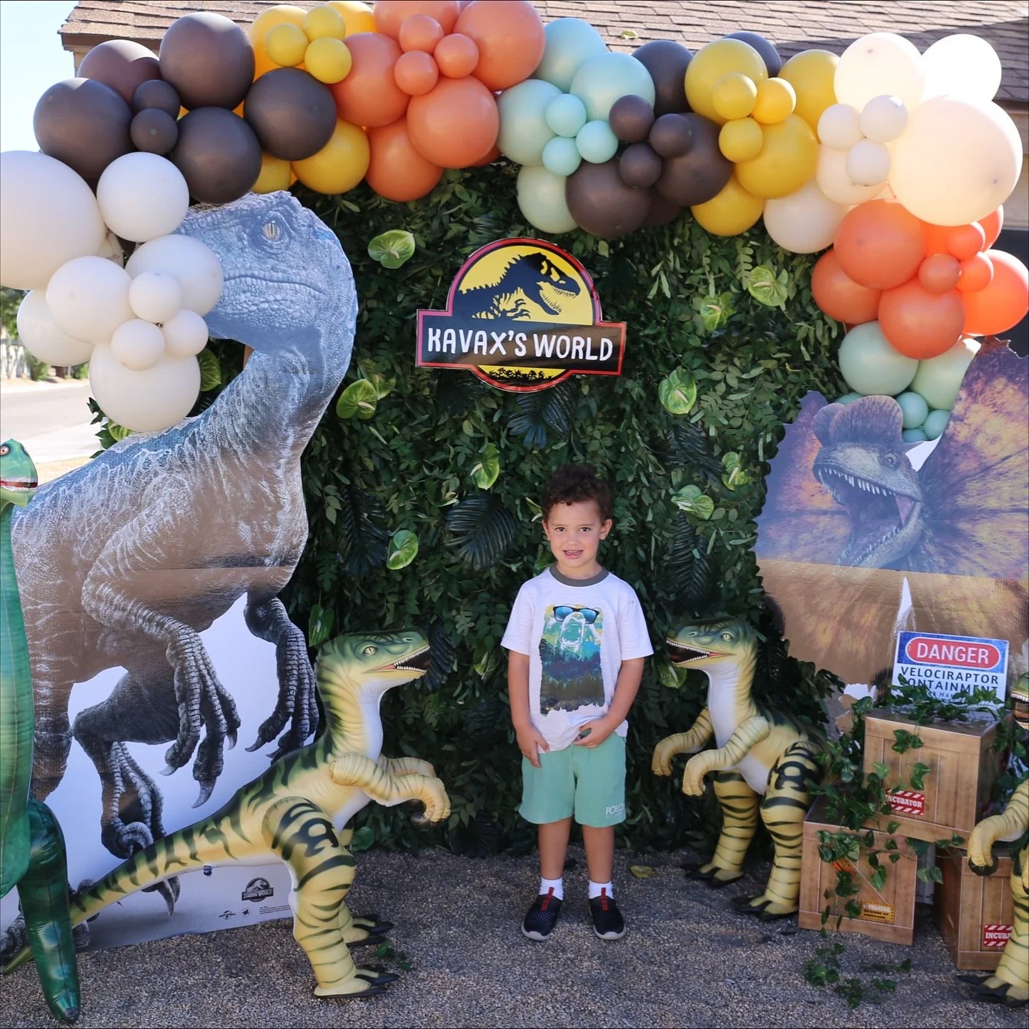 A dino-mite birthday adventure for Havax&rsquo;s World 🦕🦖
We brought the Jurassic vibes to life with custom balloons, raptors, and a backdrop ready for every explorer&rsquo;s selfie moment ✨

#PhoenixParty #ArizonaEvents #ScottsdaleEvents #PhoenixK