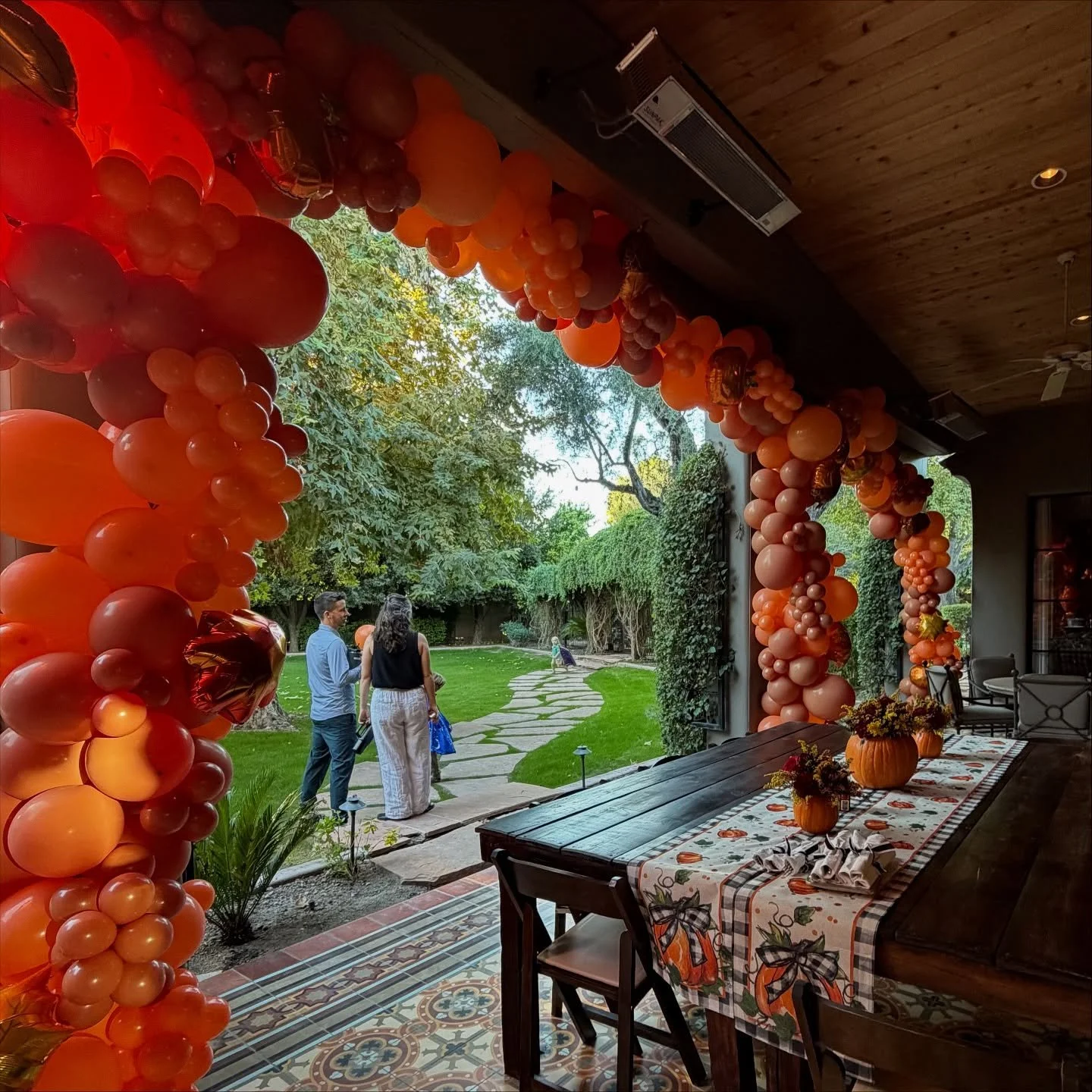 Transforming outdoor dining into a fall dreamscape 🍁 From soft terracotta tones to rich burnt orange, we design immersive d&eacute;cor tailor-made for your home or venue in Arizona.

#ArizonaEvents #ScottsdaleEvents #PhoenixEvents #EventDecorAZ #Won