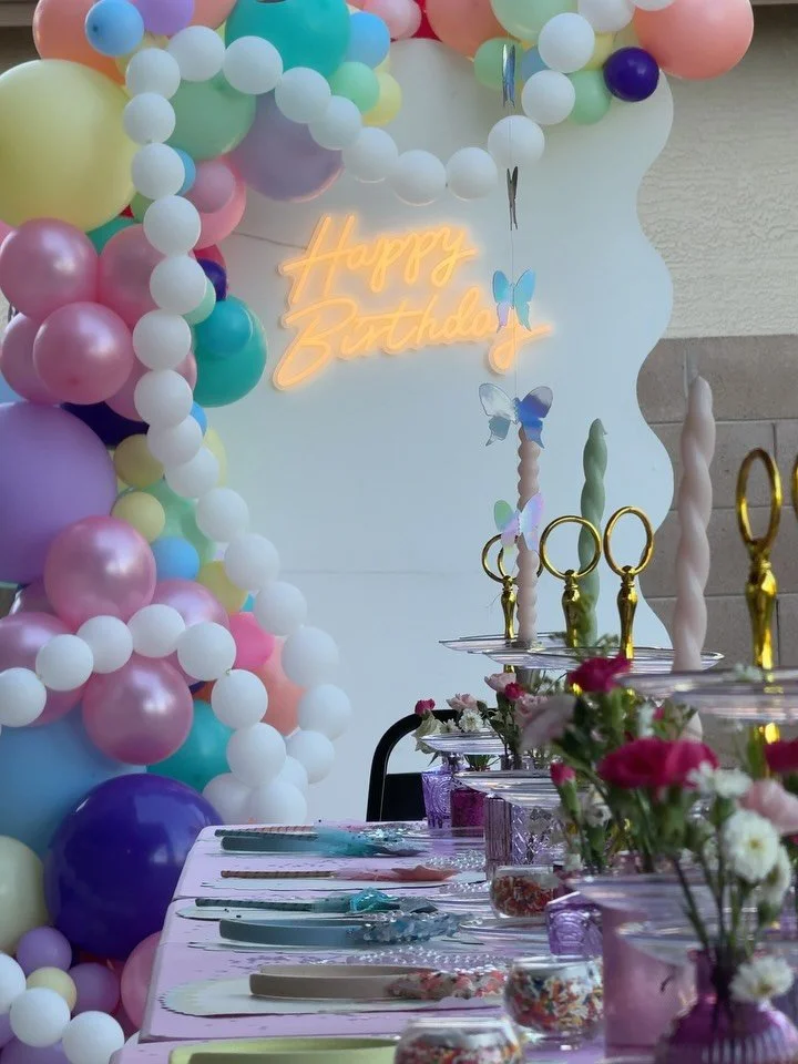 Pastels, butterflies, and all things Fancy Nancy. The prettiest setup for a birthday girl who loves color and magic.

#fancynancybirthday #birthdayballoonsaz #wonderwallaz