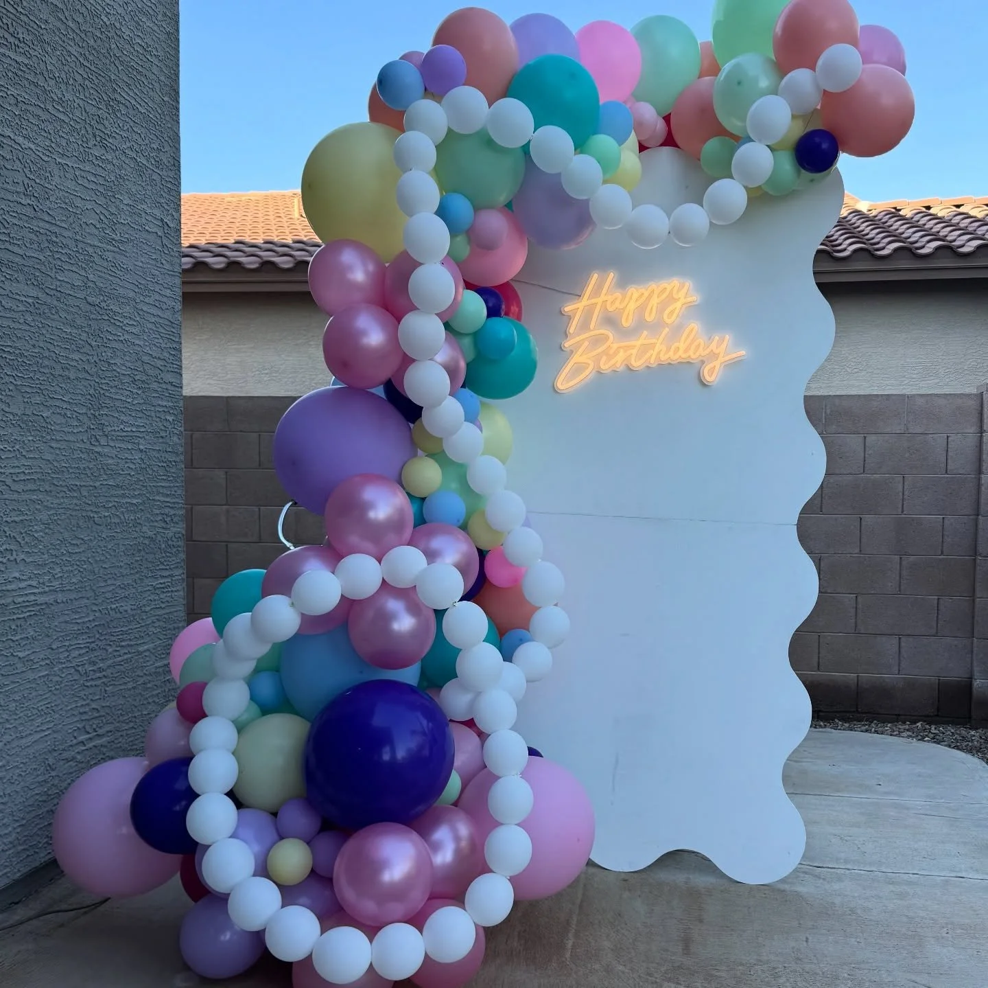 A dreamy pastel moment for a perfect birthday party. Balloons, textures, and a backdrop that makes every photo pop.

#ScottsdaleEvents #PartyDecorAZ #WonderWallAZ