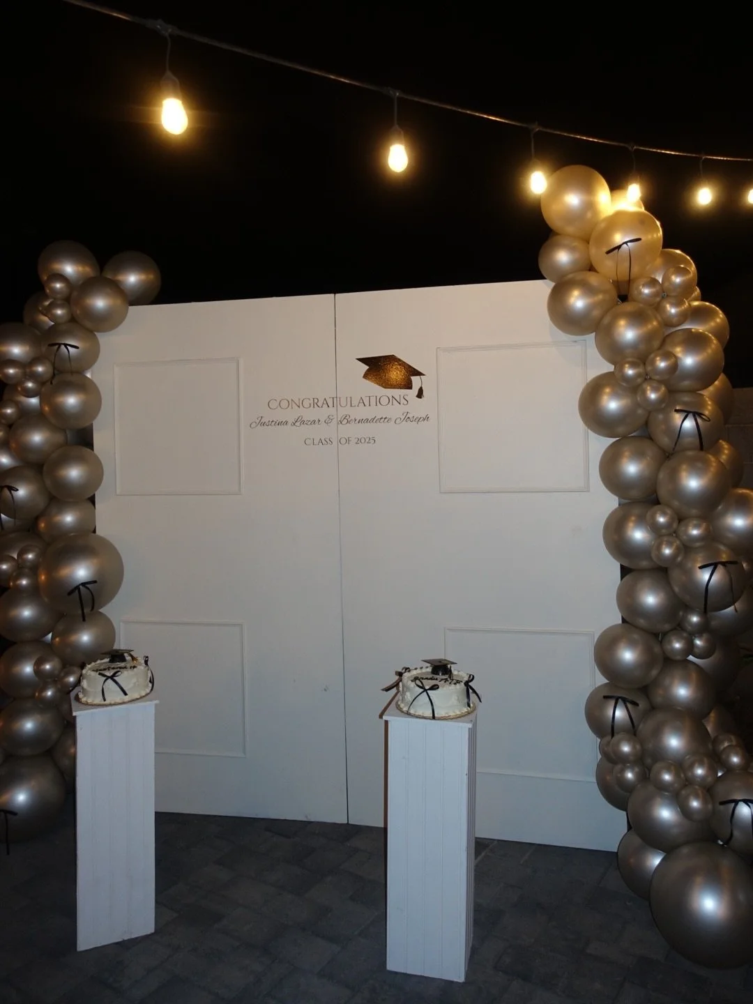 A timeless way to celebrate a milestone 🎓✨
Soft champagne and gold tones, elevated textures, and a clean statement backdrop designed to make graduation moments feel unforgettable.

Custom balloon installations and backdrops for elegant celebrations 