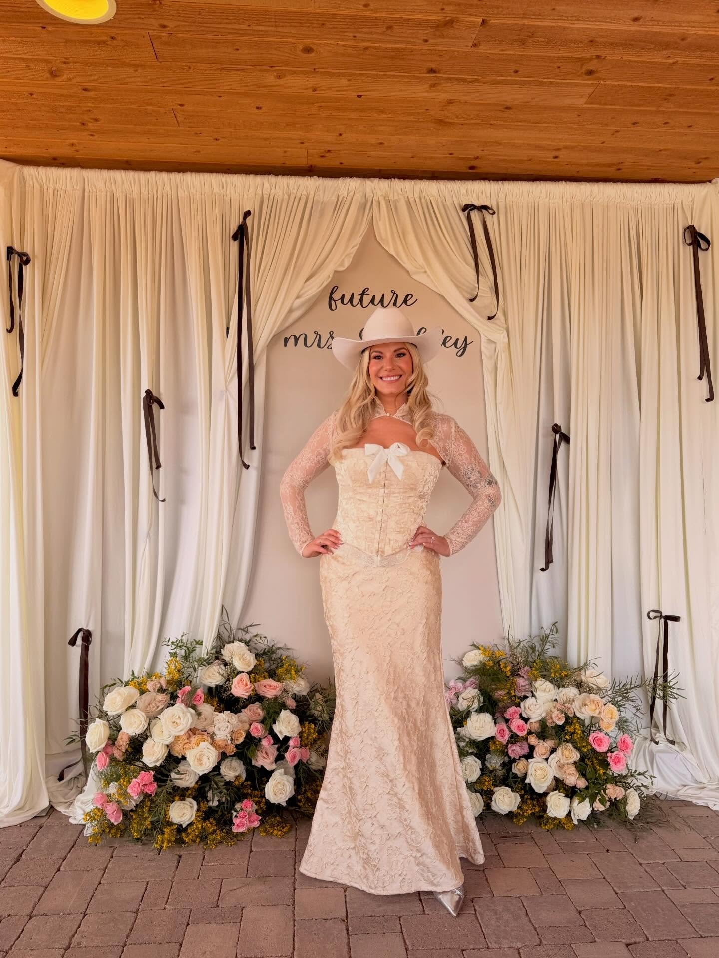 Obsessed is an understatement 🤍 We can&rsquo;t get over this look or this backdrop&hellip; she truly was the moment. The soft draping, romantic florals, and subtle western touches came together so effortlessly

Cave Creek bridal showers just hit dif