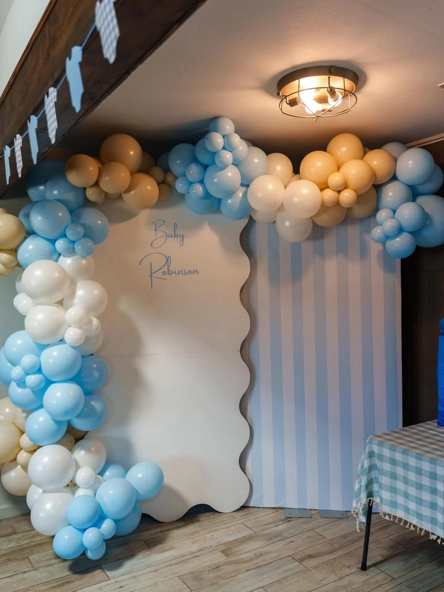 Baby showers, but make it soft, dreamy, and timeless ✨🍼
We designed this custom baby shower setup with airy blue, white, and neutral balloon tones paired with a scalloped backdrop for that clean, elevated look.

Perfect for celebrating your little o