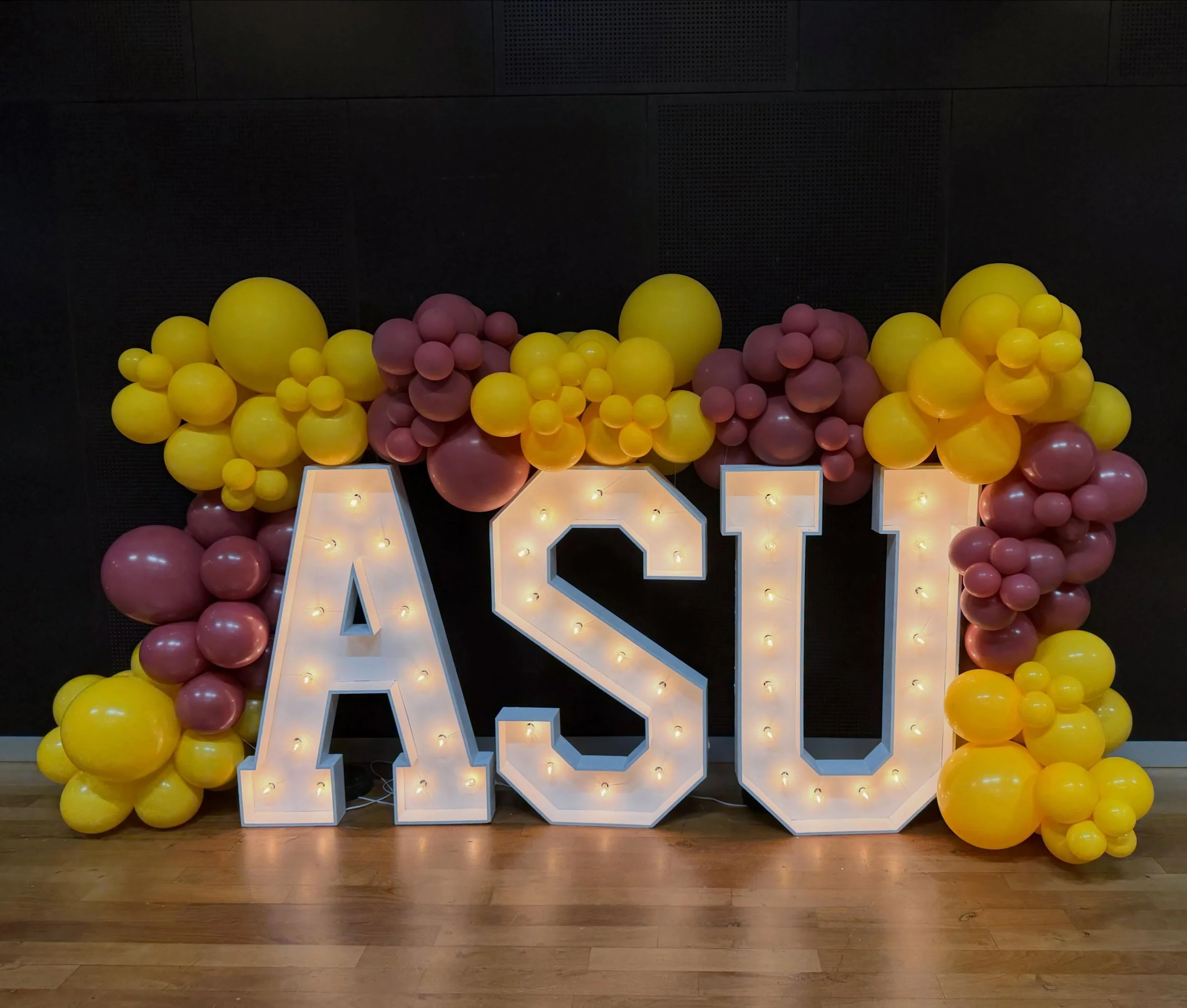 Planning an ASU graduation party in Arizona? ✨ We brought this custom balloon installation to life with marquee letters, bold ASU colors, and a graduation setup designed to stand out for photos all night long. From Scottsdale celebrations to Phoenix 