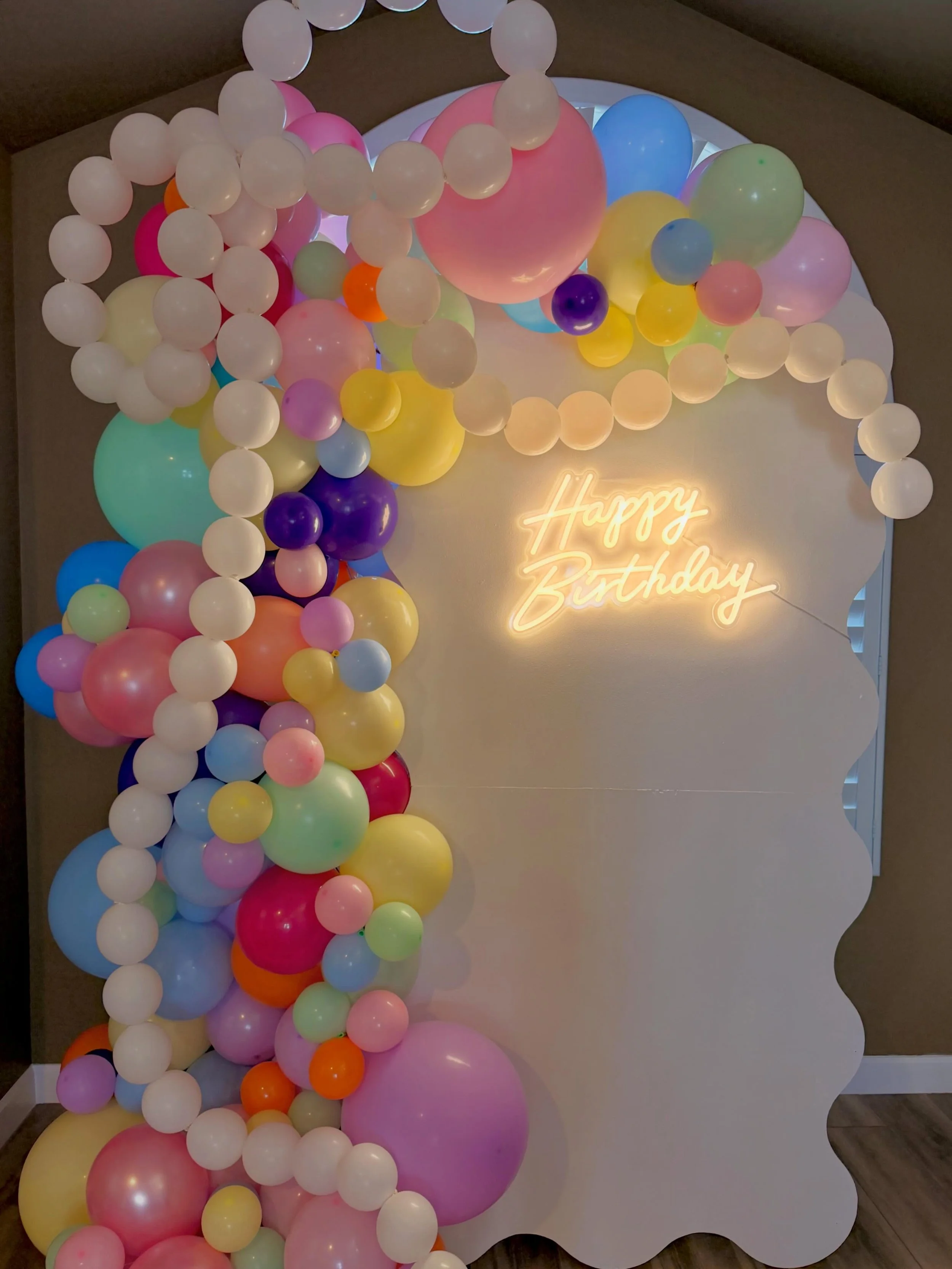 🎈Pastel dreams and birthday magic all in one setup! This custom birthday backdrop featured a playful mix of pastel balloons, layered textures, and a glowing neon sign to create the perfect photo moment for celebrating another trip around the sun. Wh