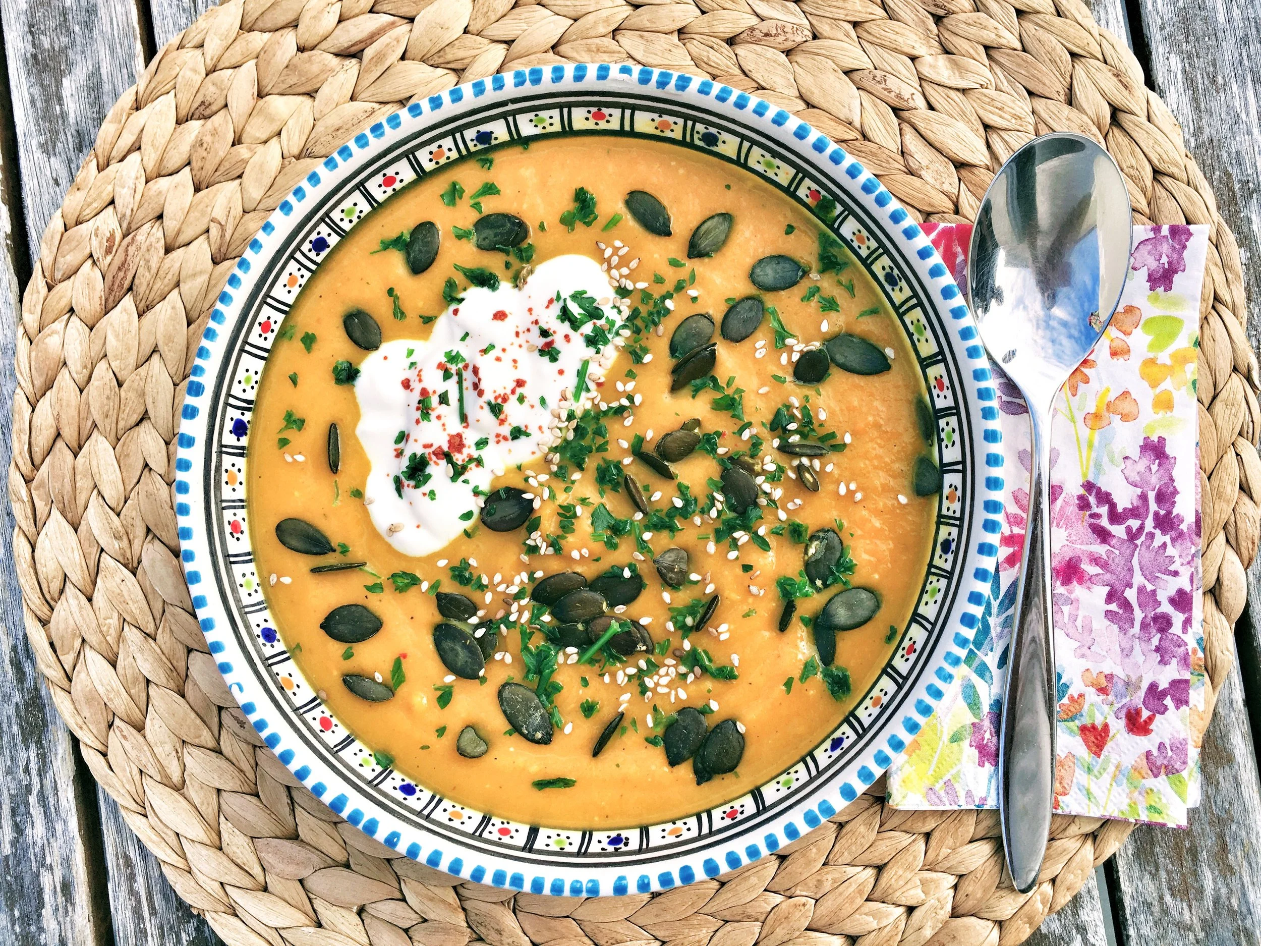 Kürbis-Apfel-Kokossuppe mit Curryaroma