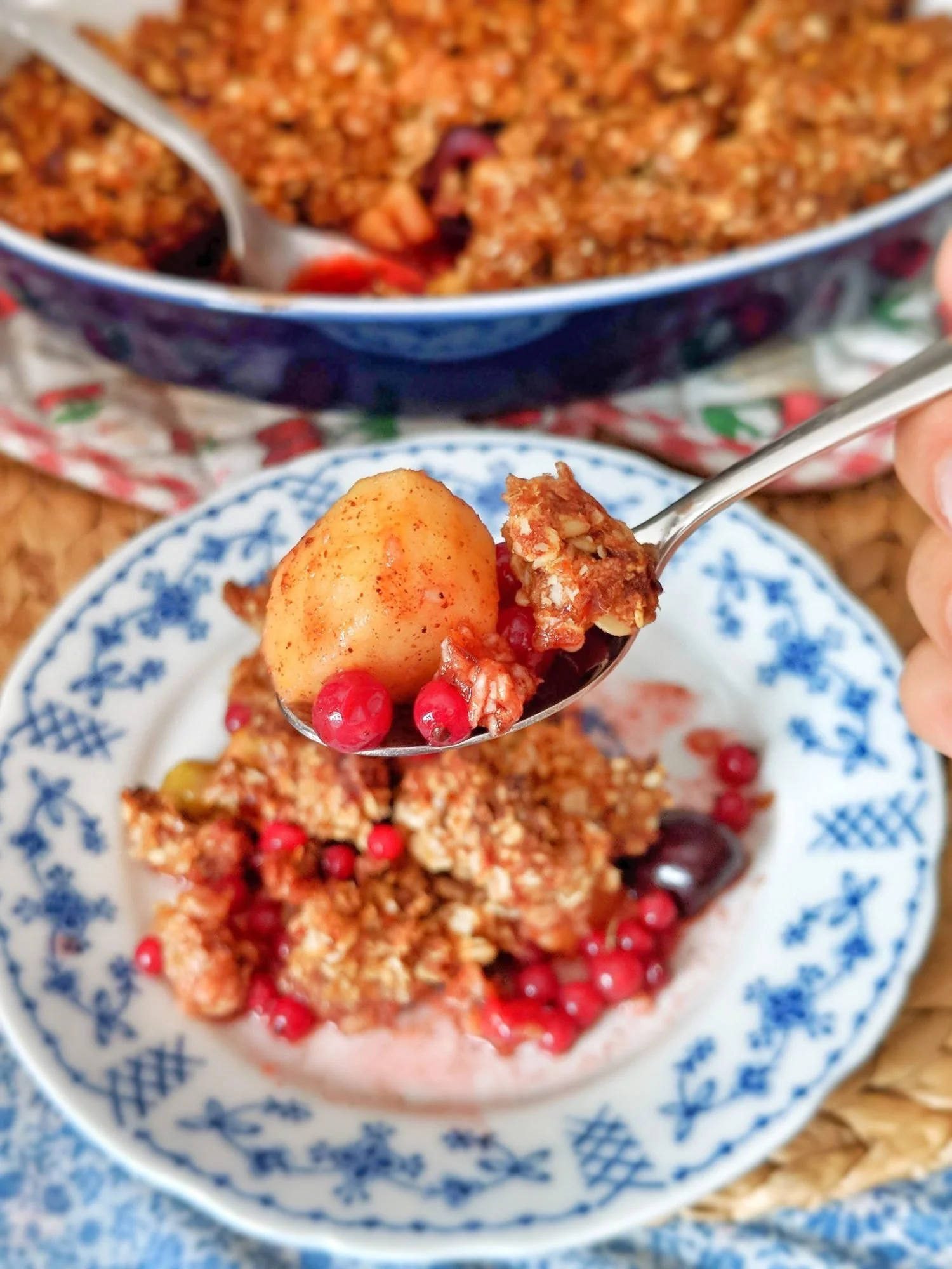 Fruchtiges Kokos-Hafer-Crumble - vegan & natürlich gesüßt