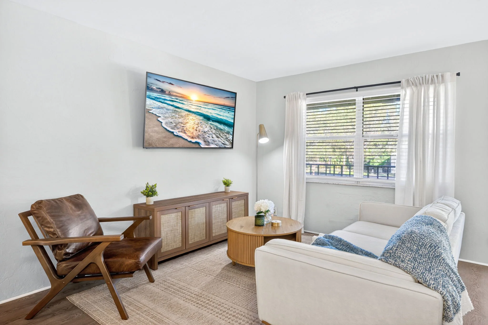 32-Living Room 2.jpg