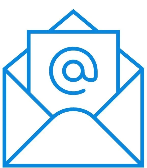 Icon eines Briefumschlags mit einem '@'-Symbol in der Mitte, dargestellt in blauer Linienzeichnung.