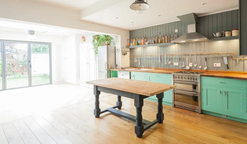 kitchen with diningtable into conserv.jpg