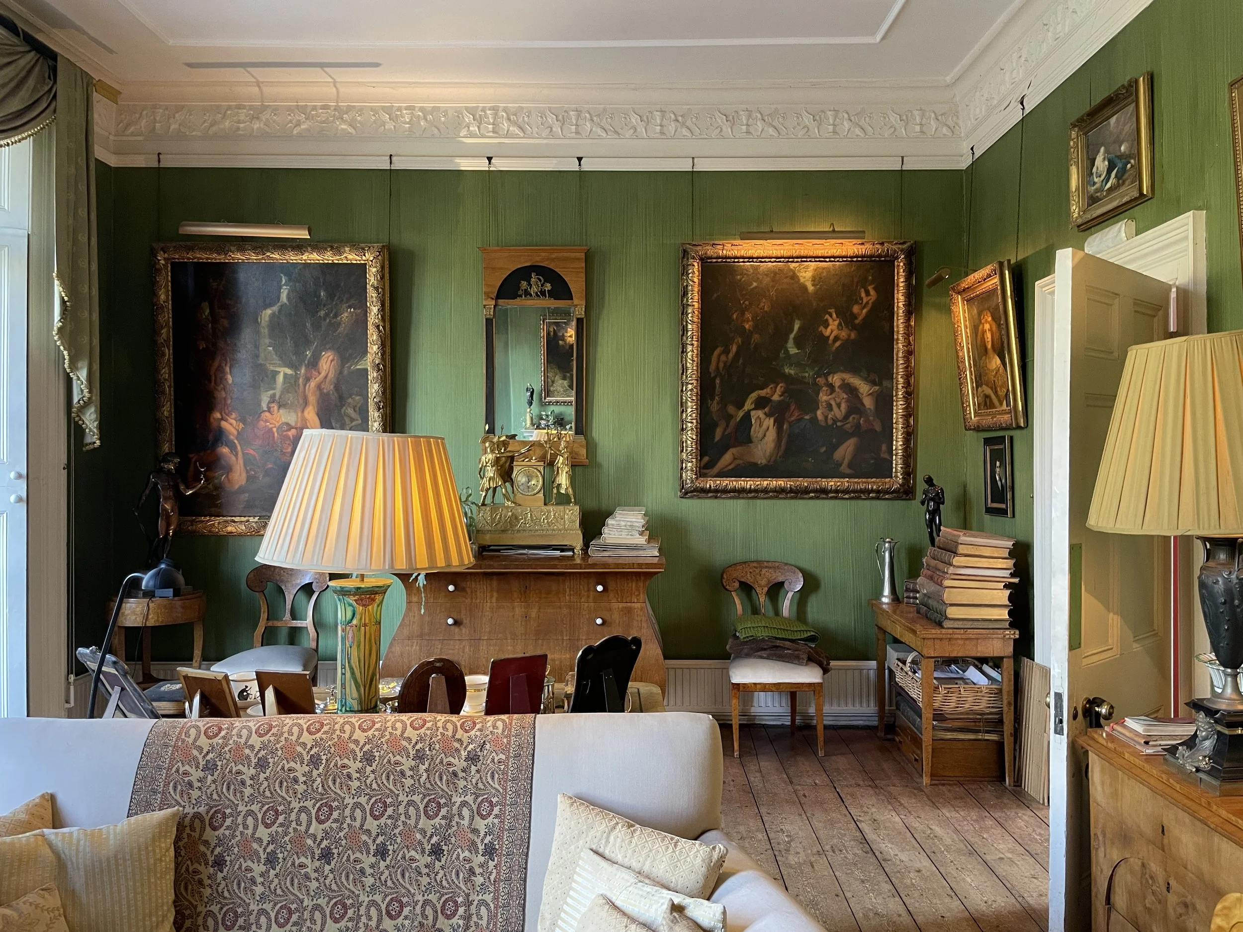 Photoshoot and film location, London.
Regency house, 1848, with traditional period interiors. Filled with period paintings and European furniture and sculptures. Access to lower and upper ground floors and a large garden.
