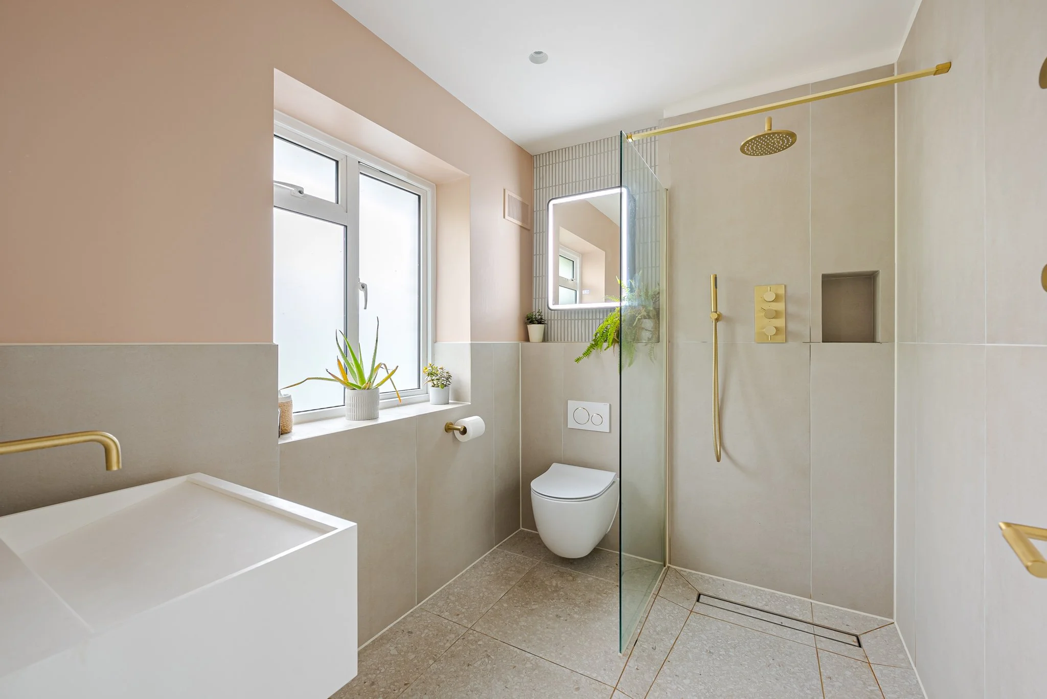 Location Creation: Lawn House: bathroom.jpg