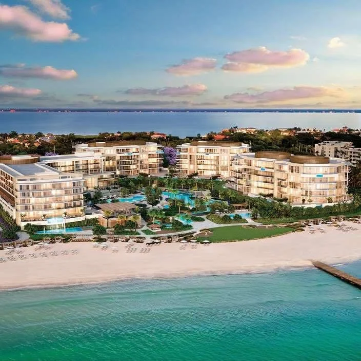 The Best Luxury Beach Resort in Florida for families, couples, and babymoons 

🌴 The St. Regis Longboat Key Resort
📍 Longboat Key, Florida

If you want a U.S. beach resort that actually feels like a luxury experience, The St. Regis Longboat Key Res