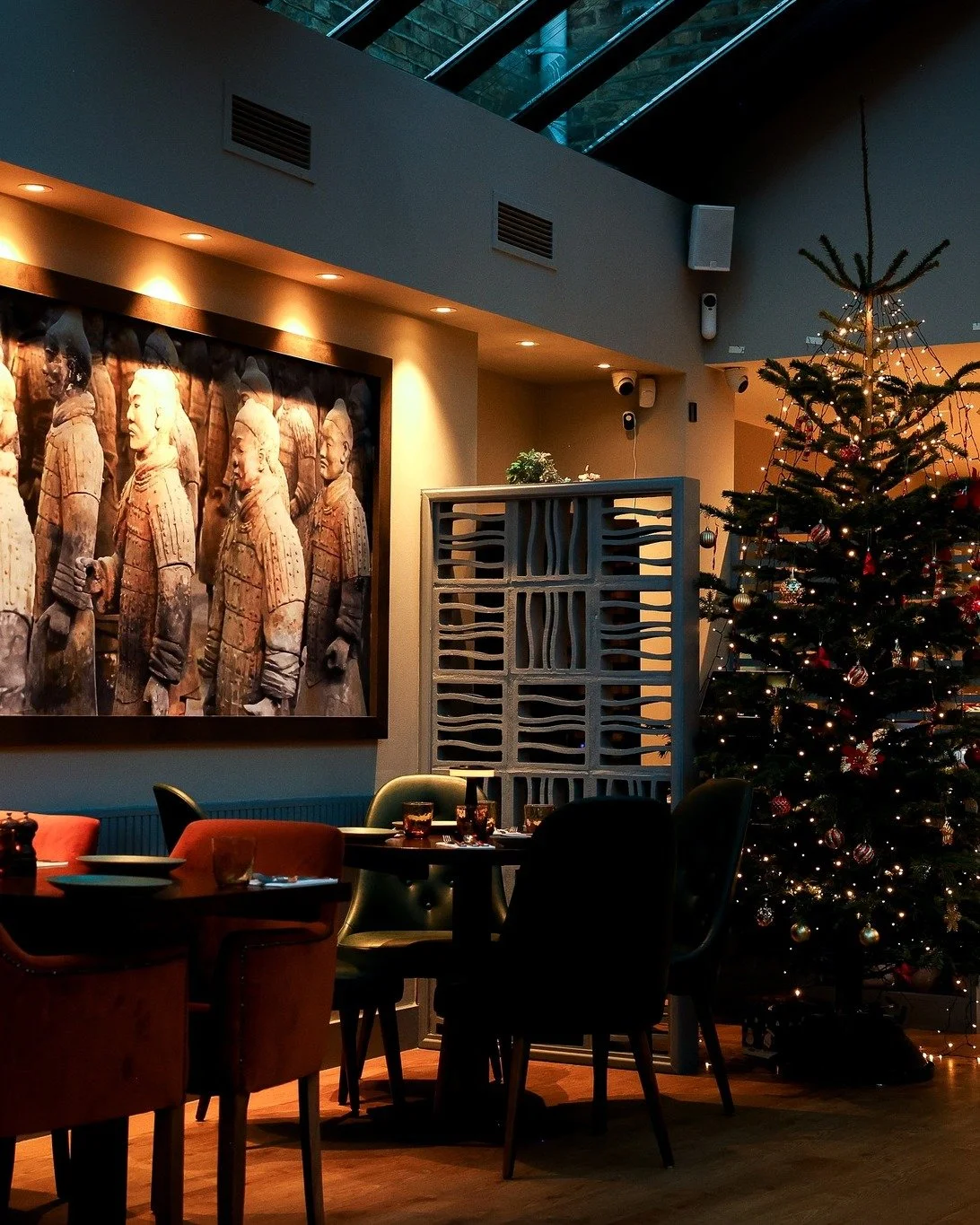 Still deciding on your Christmas Day plans? 🎄

Let China Bistro take care of it.

We&rsquo;re open in Ealing from 12pm&ndash;5pm, serving comforting favourites, bold flavours, and plenty of dishes perfect for sharing with family and friends.

Skip t