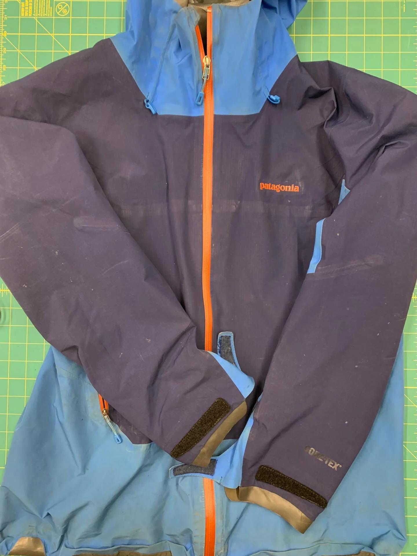 📣FYI ! Opening day for the ski season is less than 2 months away.  Is your gear up for the task? This jacket is now ready to shred on for a few more seasons!! New wrist cuff Velcro and seam tape make sure all that fluffy pow stays out 🏂❄️
#frontier