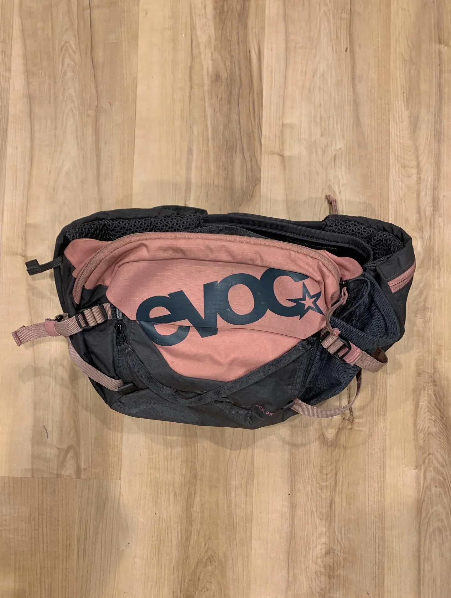 Snuck in this custom bike bag modification before the snow hits ❄️. The goal was to create a perfect fit for the customer's Evoc hipbag. While a quick hack might've worked, I opted for a thorough approach, and rebuilt it the right way! 
Want to upgra