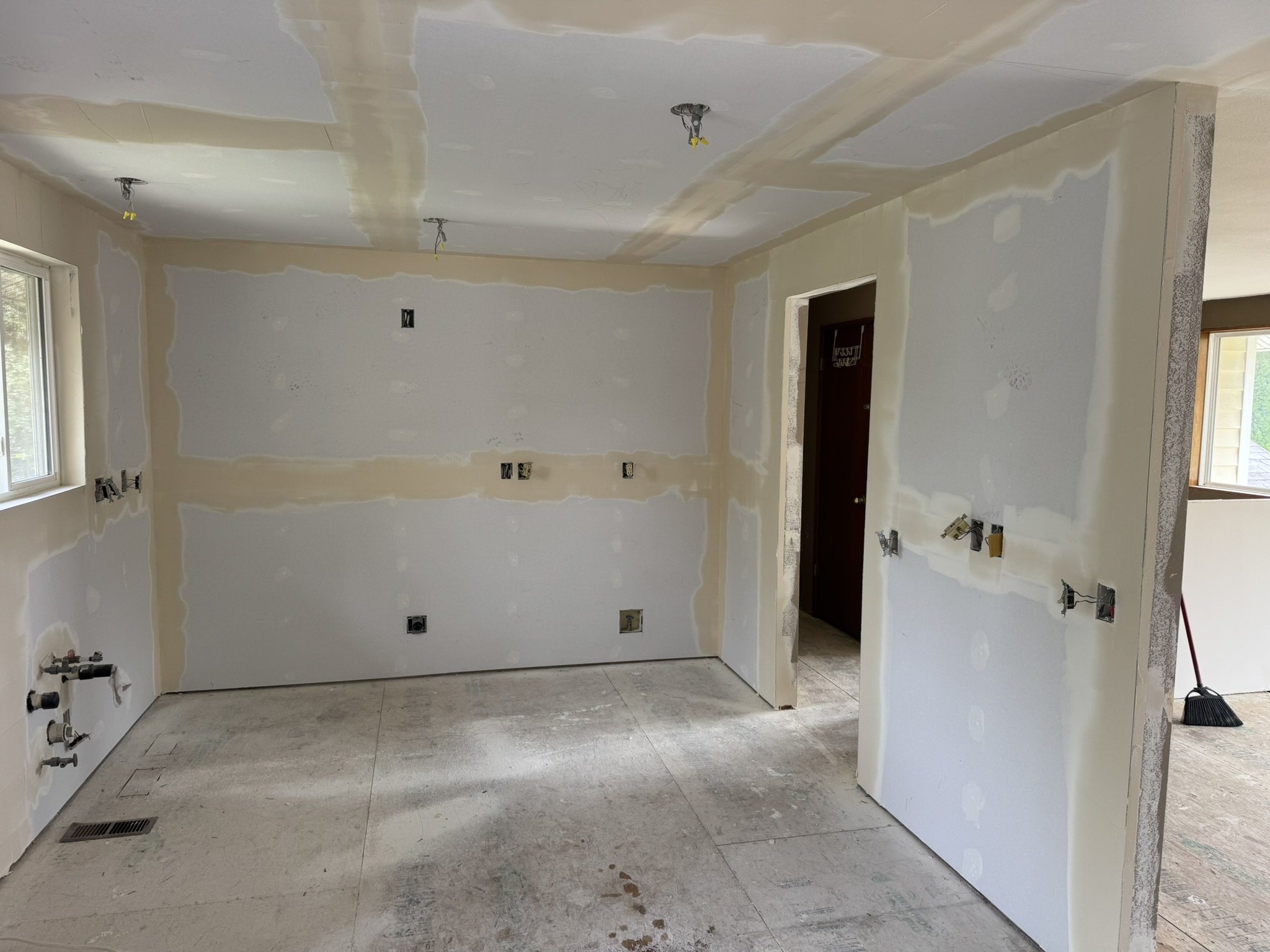 Drywall Plaster Carpenter Woodworking Millwork Restoration Flood Fire Water Damage Remodel Repair Tape Mud Texture Paint Restore Walls Clean Contractor Snohomish Everett Arlington Marysville Camano Harbor Lake Stevens Sedro Wolley Concrete Framing