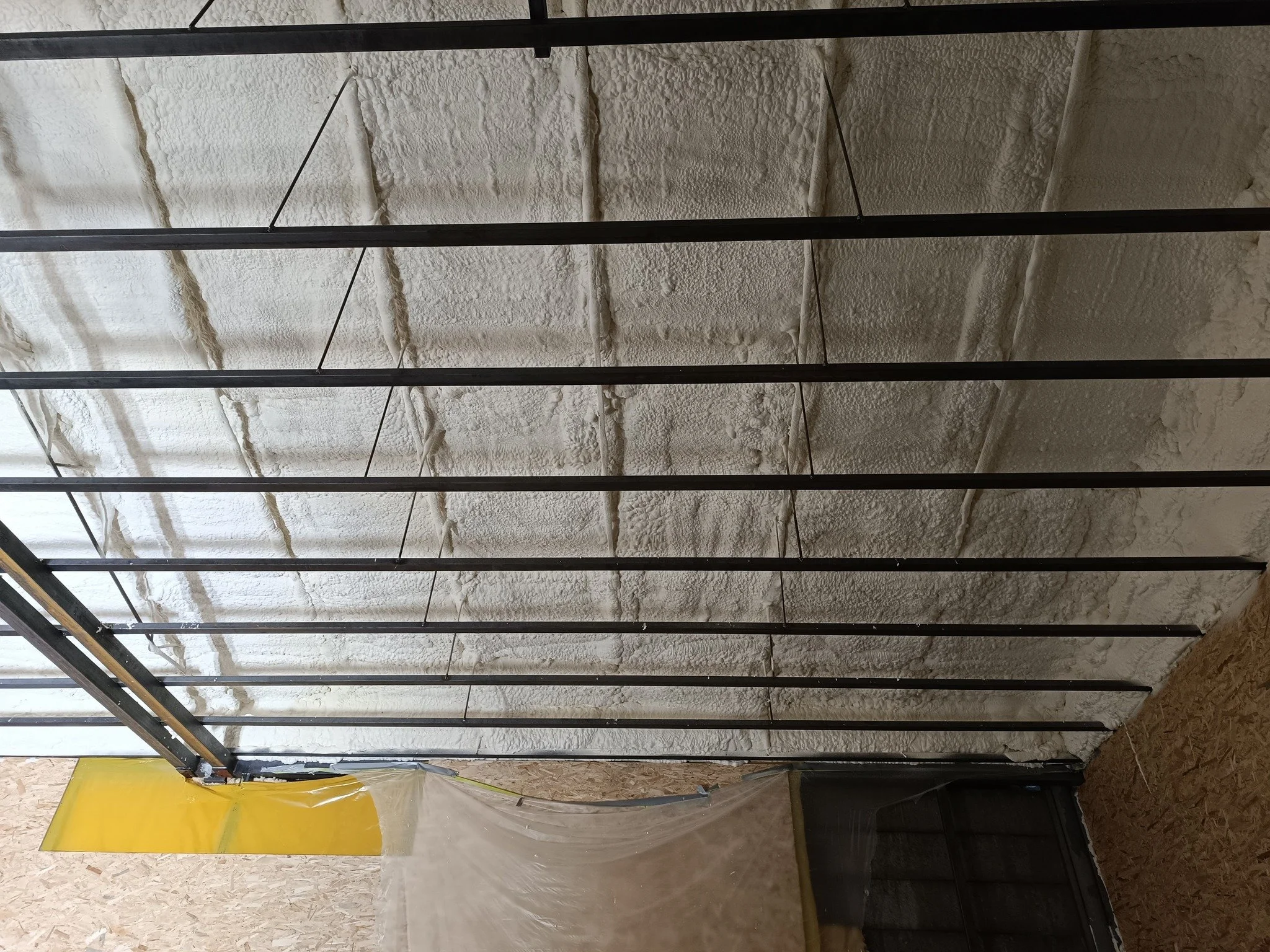 Izolacja sufitu zamontowana w budynku produkcyjnym dla firmy produkującej obuwie w Polsce.