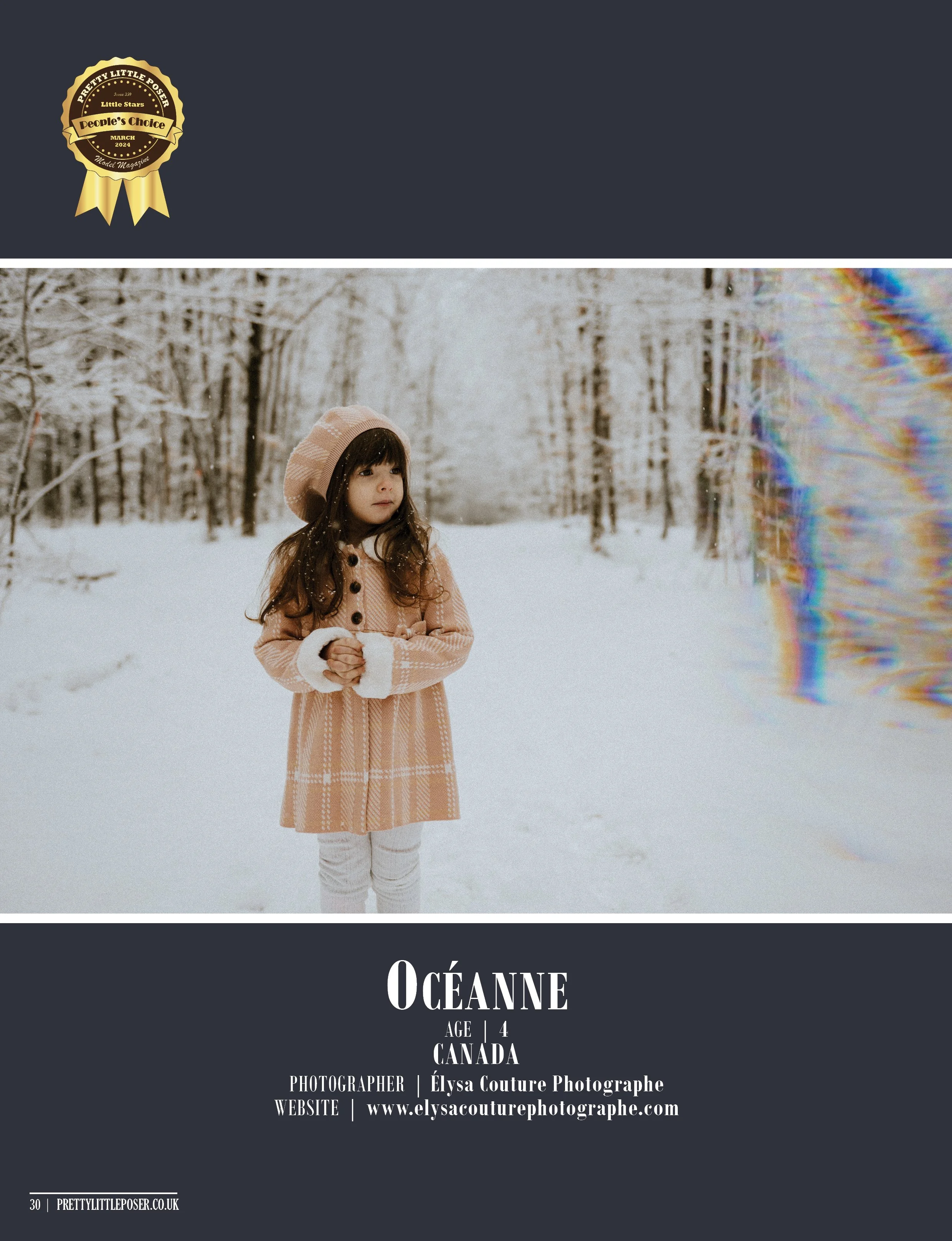 Petite fille jouant dans la neige se tenant les mains pour se réchauffer.