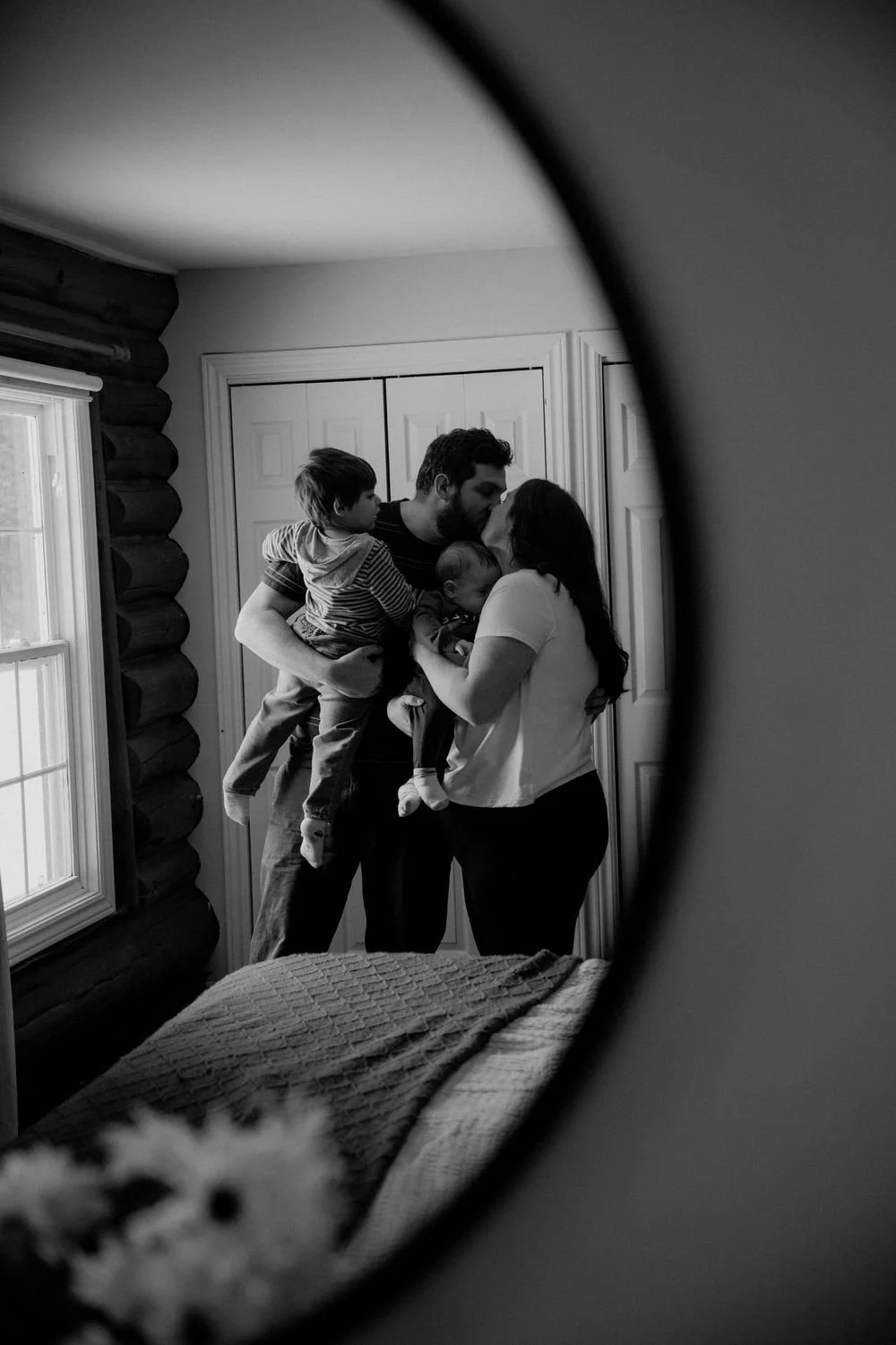 Bisou dans le coup, deux nouveaux mariés au Golden Hour dans les Laurentides