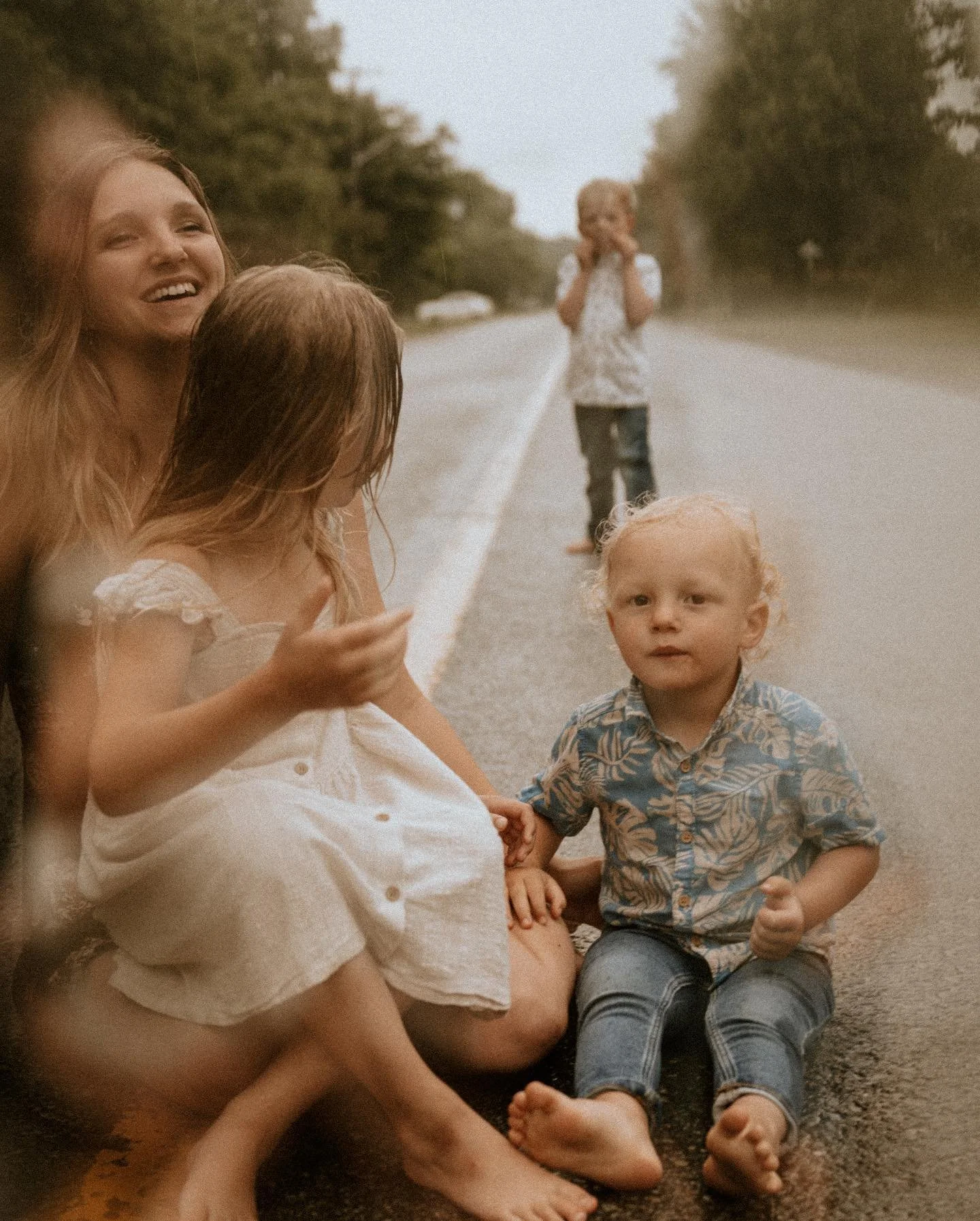 Sous la pluie, séance famille improvisé, rural, enfants