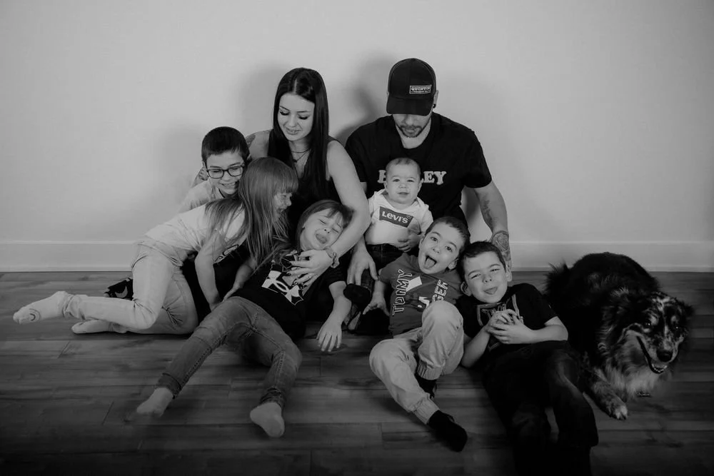famille en noir et blanc, séance en studio, avec son chien, famille recomposée, enfants, amoureux