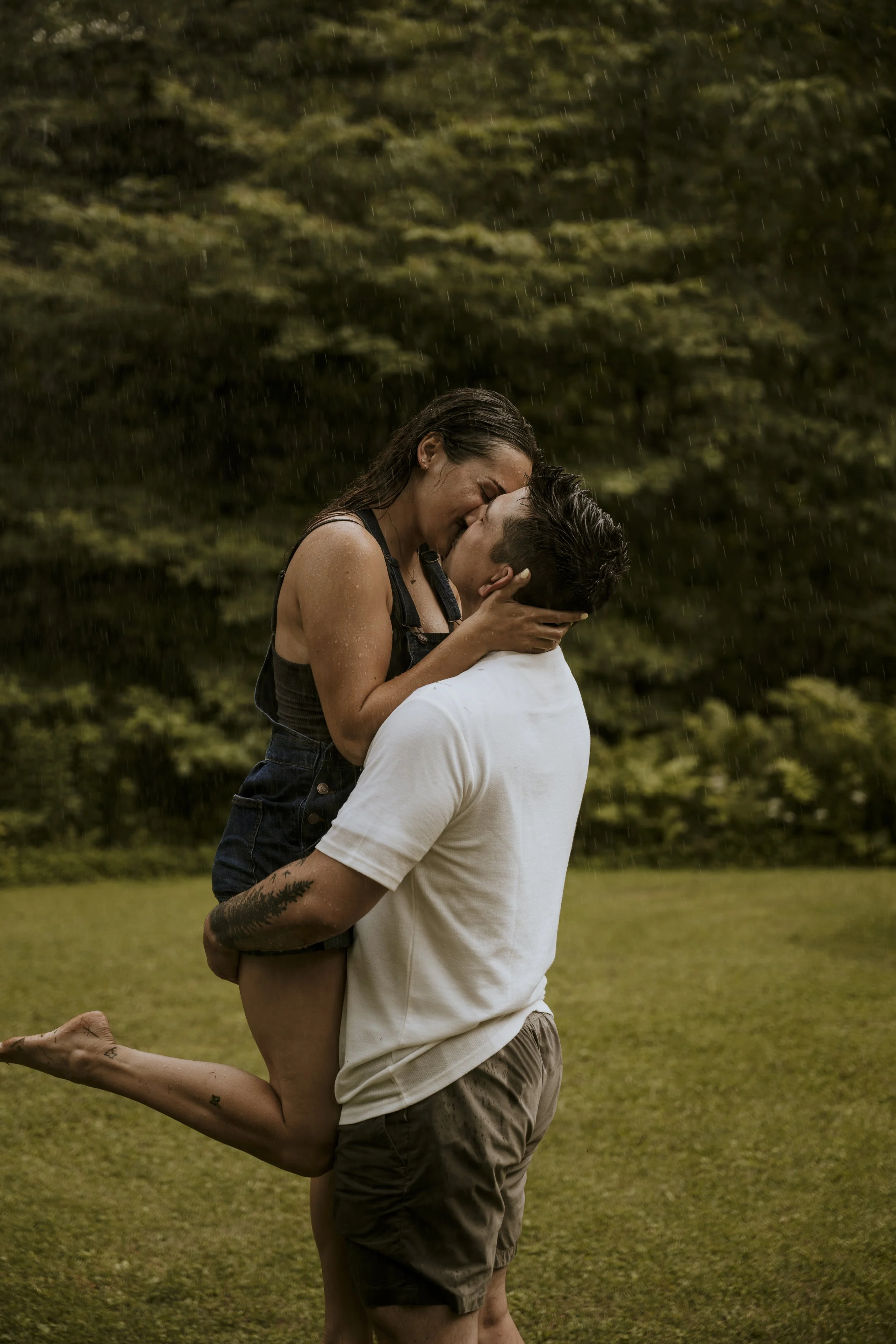 Couple qui s'embrasse sous la pluie