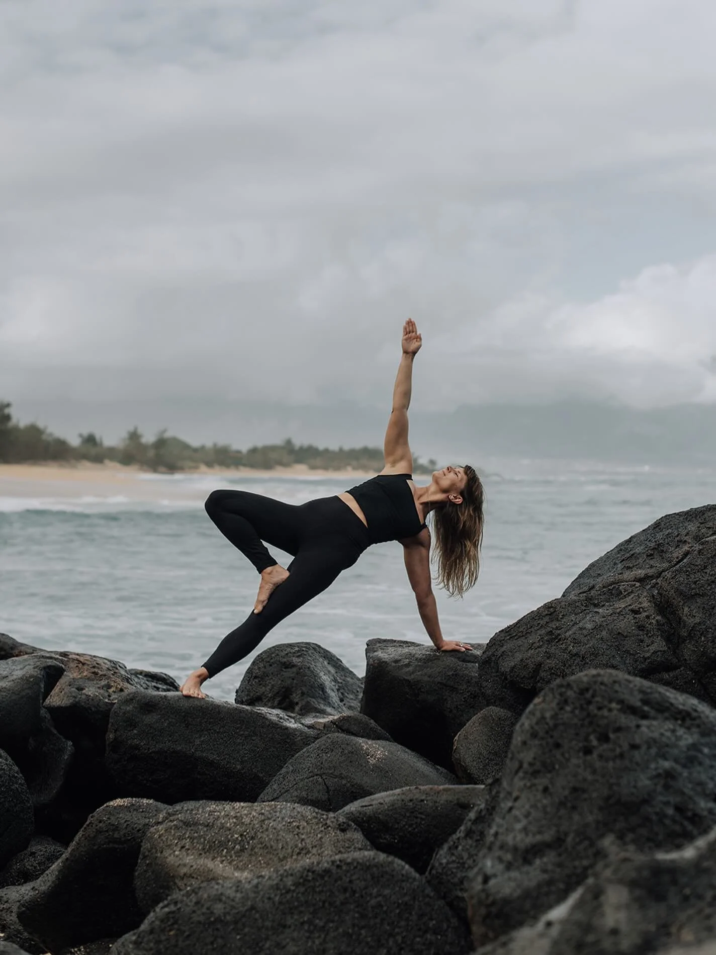 No April fools pranks here, just planks 😏

4/1 schedule (&amp; every Wednesday):
4pm hot pilates 
5pm hot vinyasa
6:15pm hot yin yoga

Catch this line-up with me on Wednesdays @bluemangoyoga Kahului 💙

📸 @naomilevitphotography