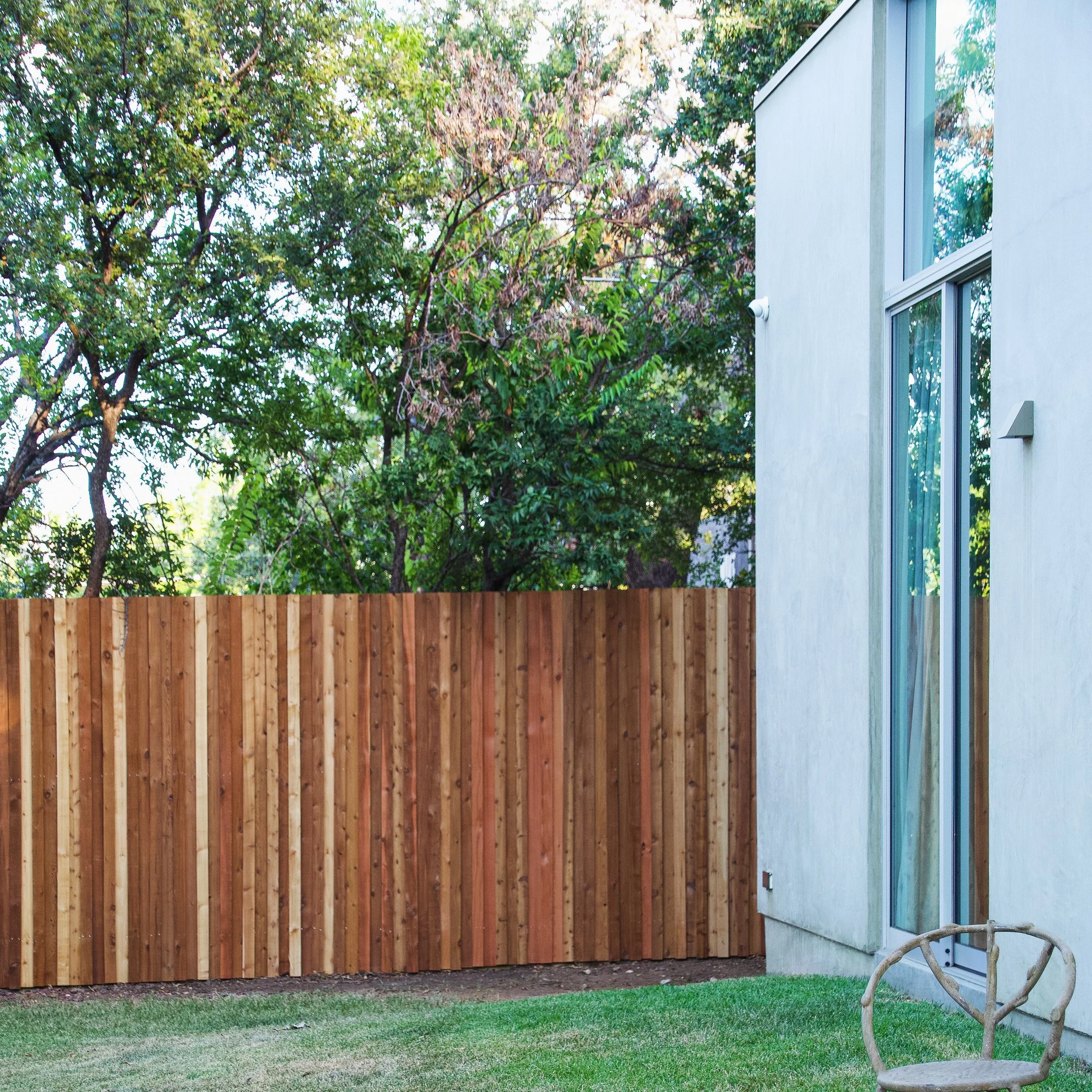 We love us a good ol&rsquo; board on board. 👌🏻

This vertical board-on-board fence was built with Western Red Cedar to create some much-needed privacy from the busy Austin, TX streets surrounding the property &mdash; turning the space inside into a