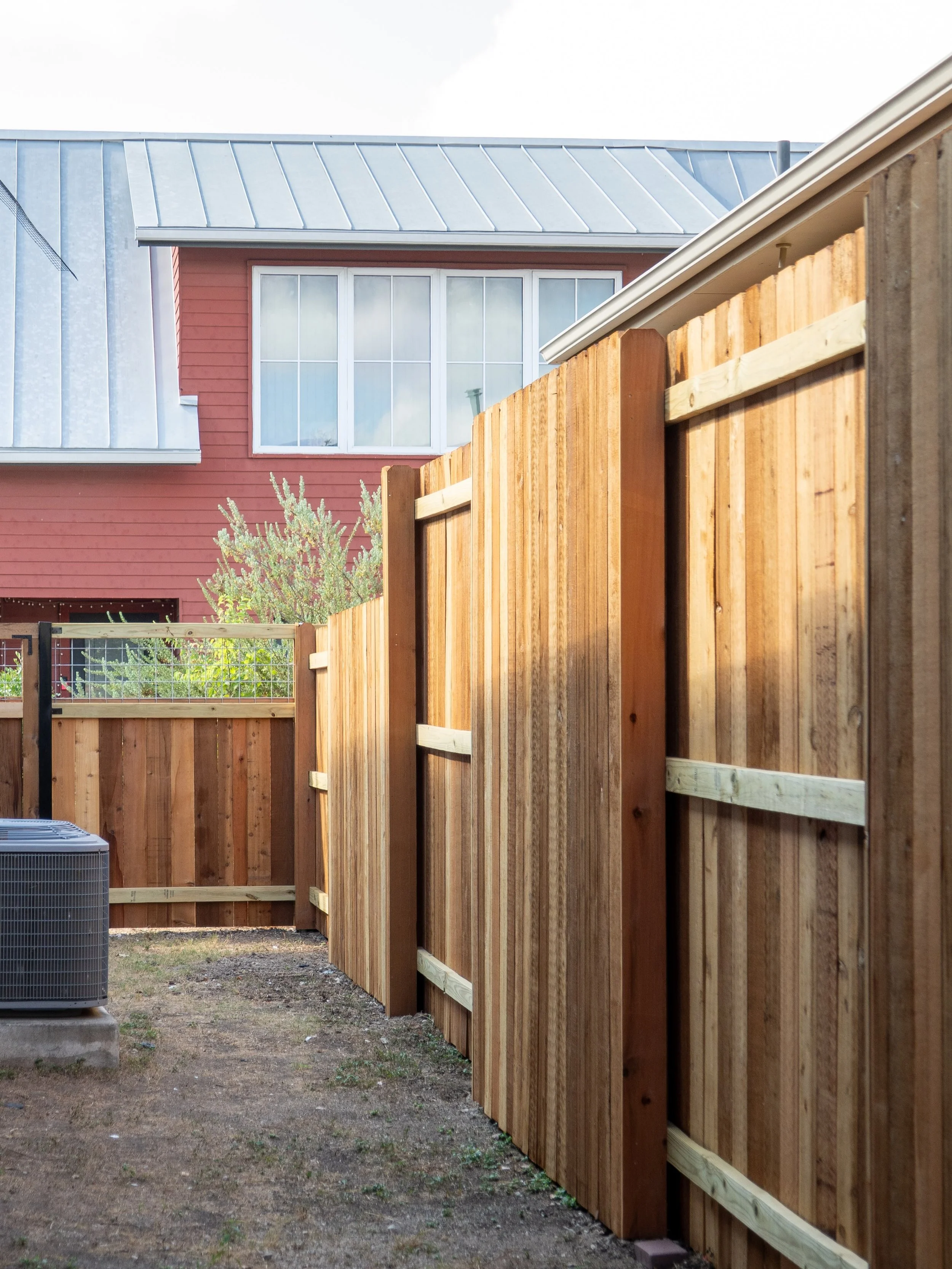 Three different neighbors. Three different fence styles. 👌🏻

Vertical privacy.
Horizontal privacy.
Vertical privacy with a bull panel top.

One of the things we love about fence design is that your fence doesn&rsquo;t necessarily have to look exact