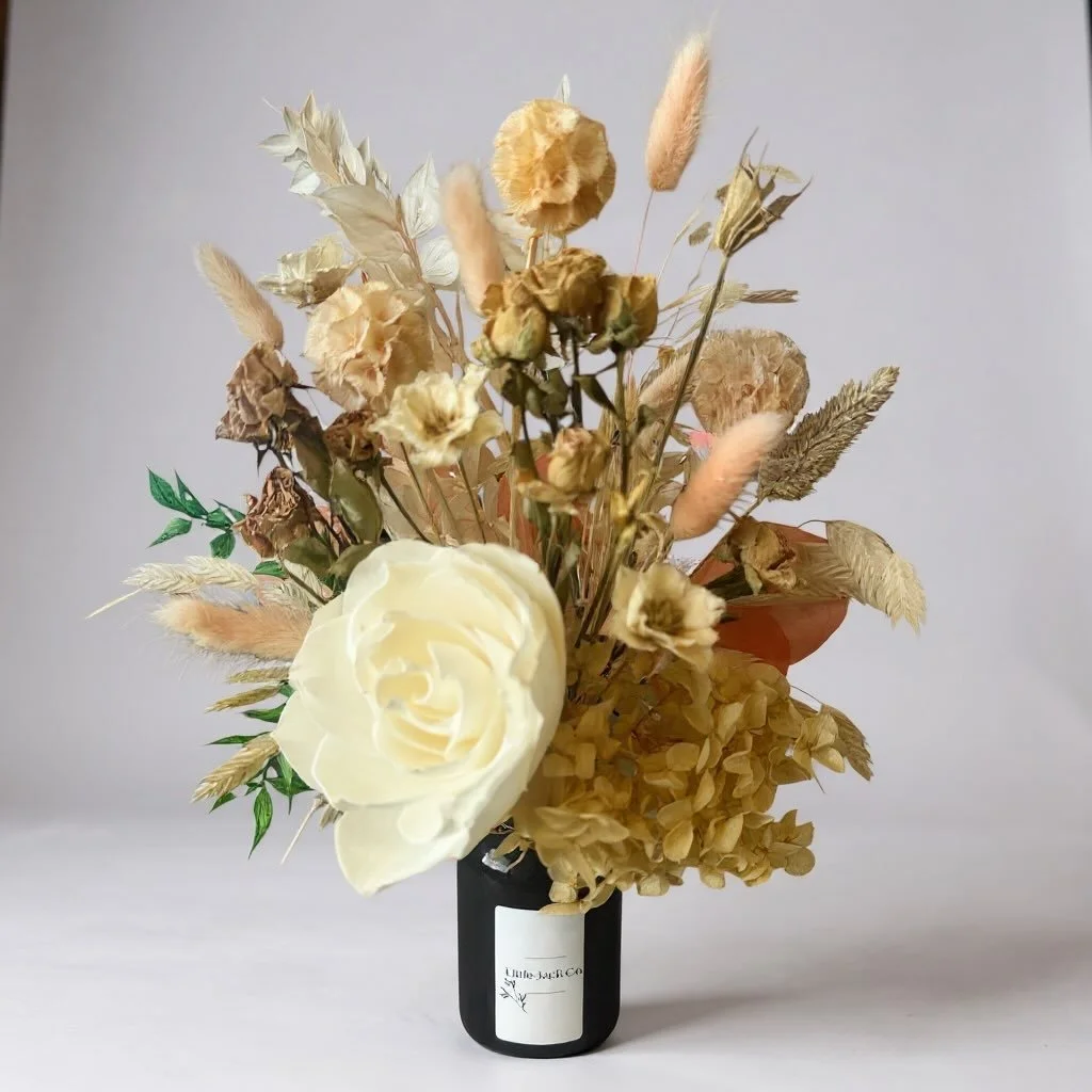 Christmas gifting just got a whole lot sweeter ✨
We&rsquo;ve added two new dried arrangements and the dreamiest Christmas candle trio &mdash; complete with your choice of Bennetto dark chocolate (Raspberries or Crunchy Caramel).
For the friends, the 