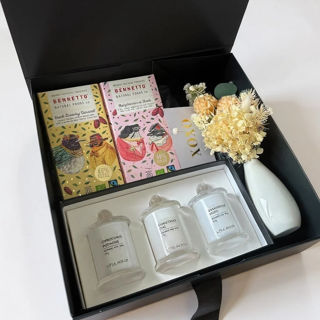 When you want a Christmas gift that feels personal, thoughtful, and wrapped in a little holiday magic ✨
This is the one. 🎁

What&rsquo;s included:
&bull; Three Christmas mini candles
&bull; Bennetto artisan chocolate
&bull; Hand-styled dried floral 