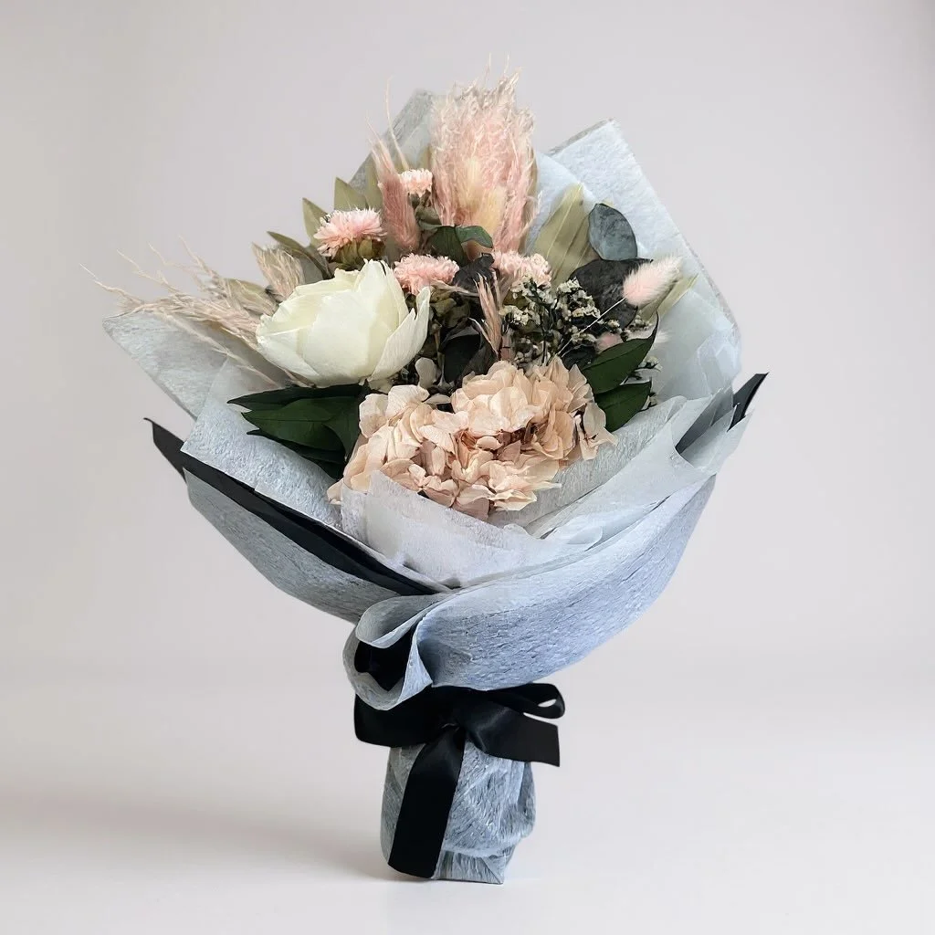 Everlasting blooms, now wrapped 🤍

Designed for easy gifting, posting and keeping.

The perfect little something, without the vase ✨#everlastingflowers #driedflowersbrisbane 
#littlemoments #thoughtfulgifting 
#australiansmallbusiness