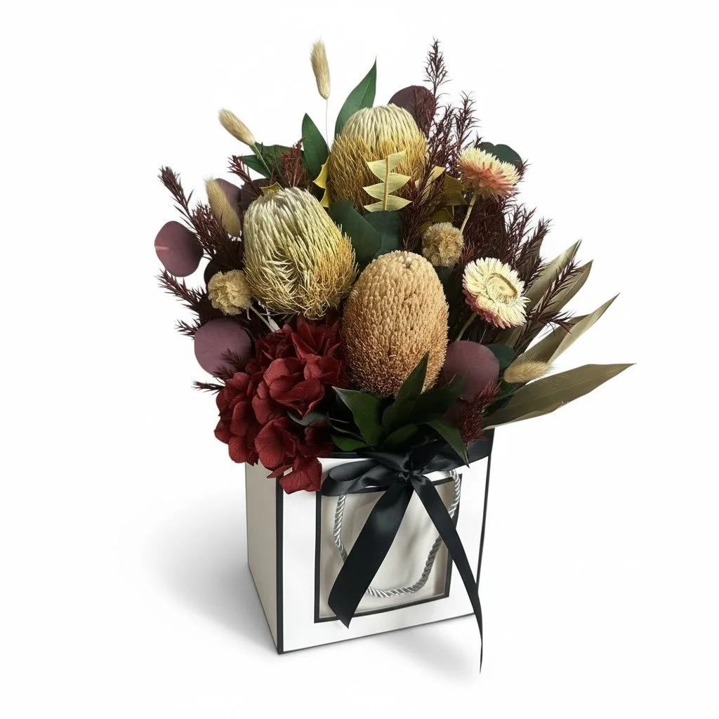 🍂 Wild Autumn 🍂

A bold dried arrangement featuring beautiful banksia, warm autumn tones and textured preserved foliage.

Standing approx 50cm tall, this statement piece comes presented in our signature white and black bag, ready to gift.

✨ Local 