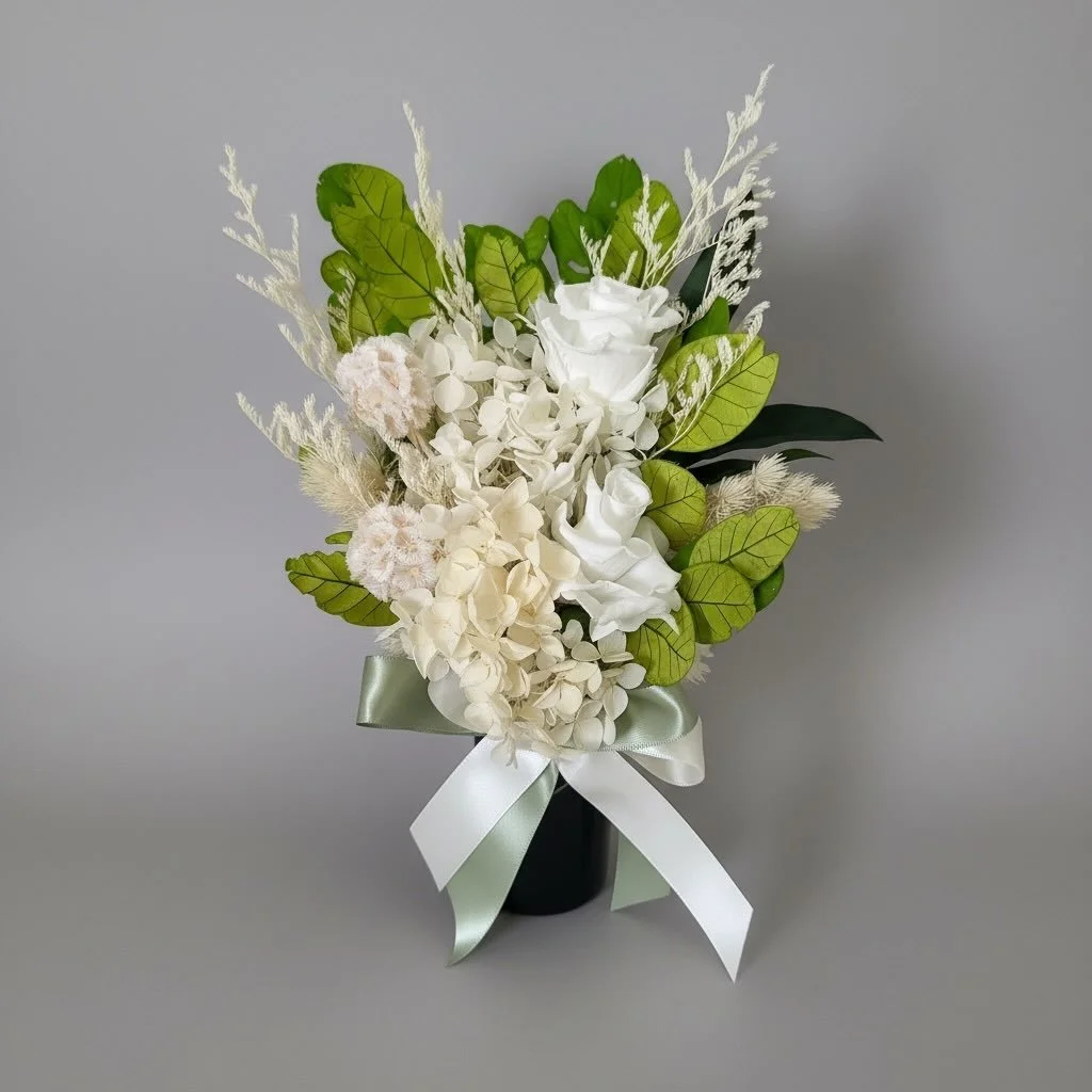 Soft greens, quiet whites, and a little bit of calm 🤍
Meet your newest Little Sage arrangement. Shop via the link in our bio 💌