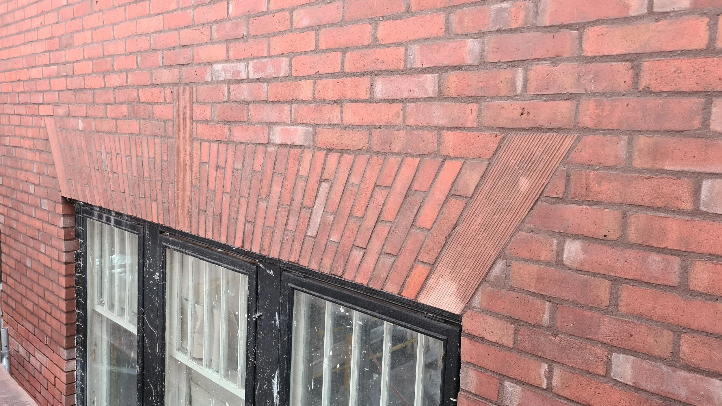 The best example of a Georgian flat arch, correctly gauged with stone feature. This is the most technically difficult arch to build, as no brick is identical.