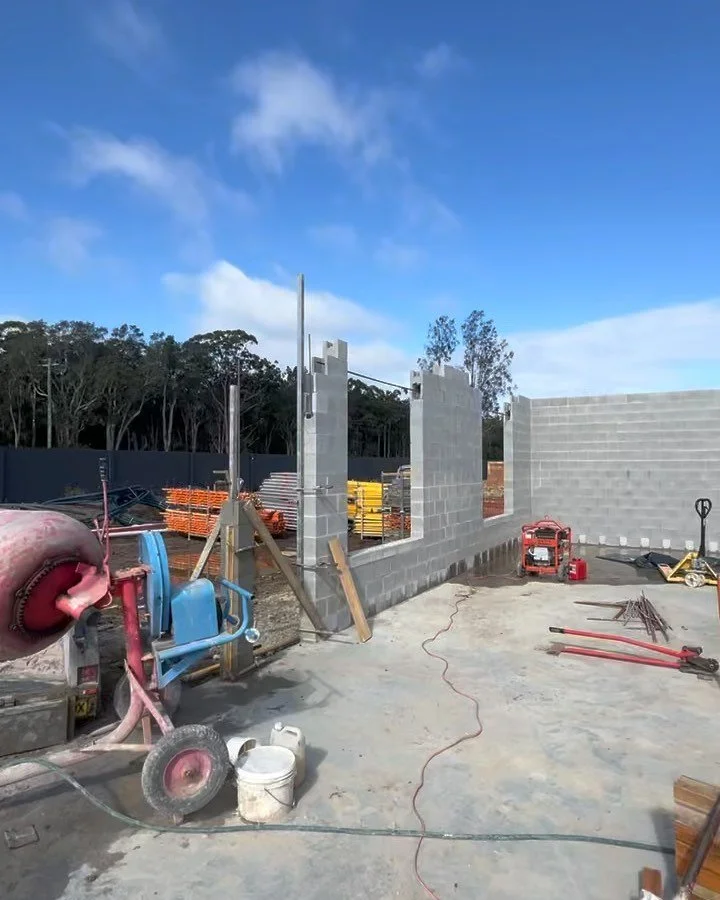 The young gun running our Forster reception centre @bundaburgess for @palm.lake.resort  #eastcoastbricklaying #blockon #block #brick #noticker #norainatall #driestyearever #whyisitsodrie #hurryupnow #haveagowouldya