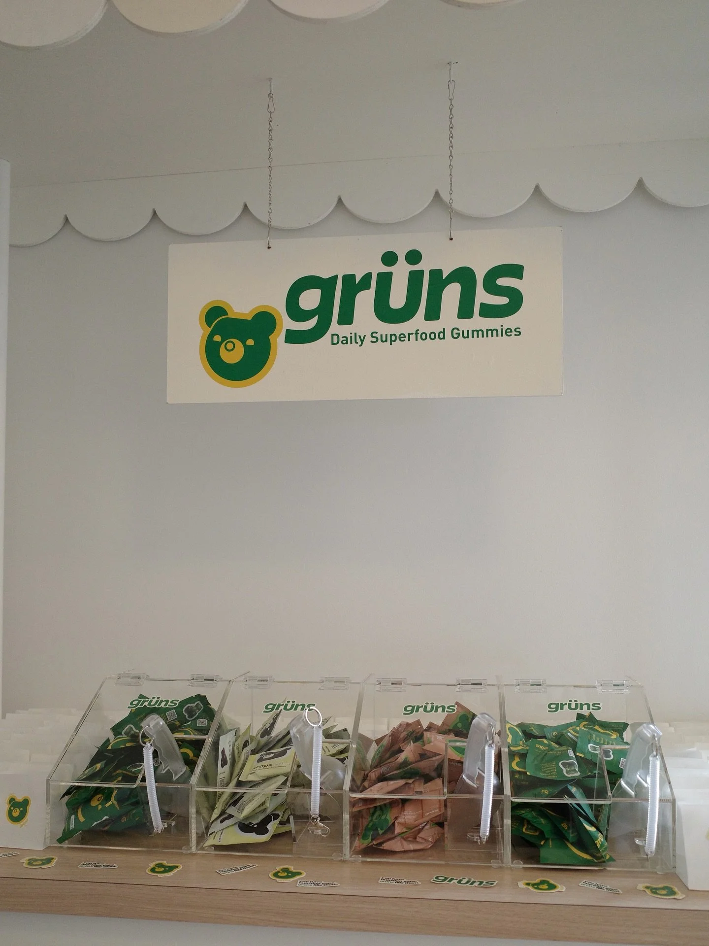 @grunsdaily candy bar for everyone who takes @sotomethod class tomorrow only (Sunday 11/9). Book your spot now at popupwrkout.com or MINDBODY 💚 @beanandbloommi matcha bar all day