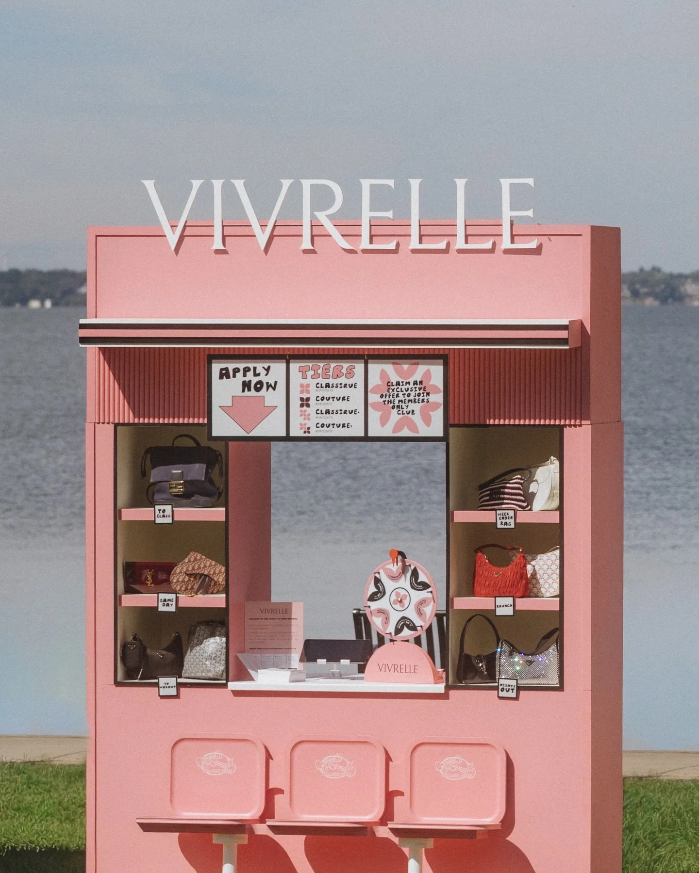 At the @fuzehouse x @popupwrkout College Tour, attendees were able to spin to win a one-of-a-kind @vivrelle membership offer and rent a bag on-site from a curated collection chosen to fit into their everyday routine 👛👛