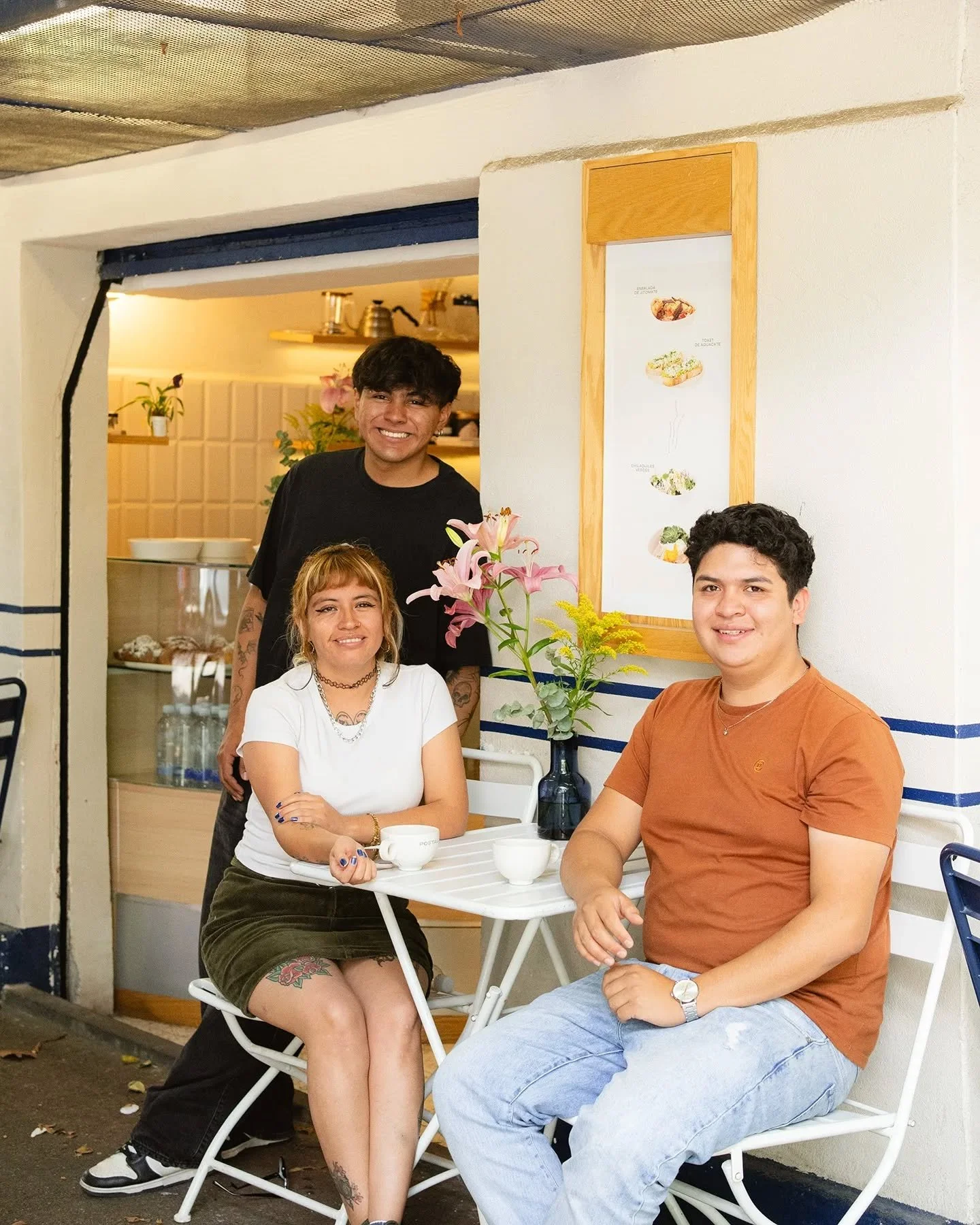 Ana, Andr&eacute; y Leo de Postales Ju&aacute;rez.

Algunos dir&aacute;n que aqu&iacute; se hace el mejor arte latte de Postales, otros que te hacen la mejor pl&aacute;tica. Lo que s&iacute; es que ellos tres hacen de esta esquina una de las esquinas