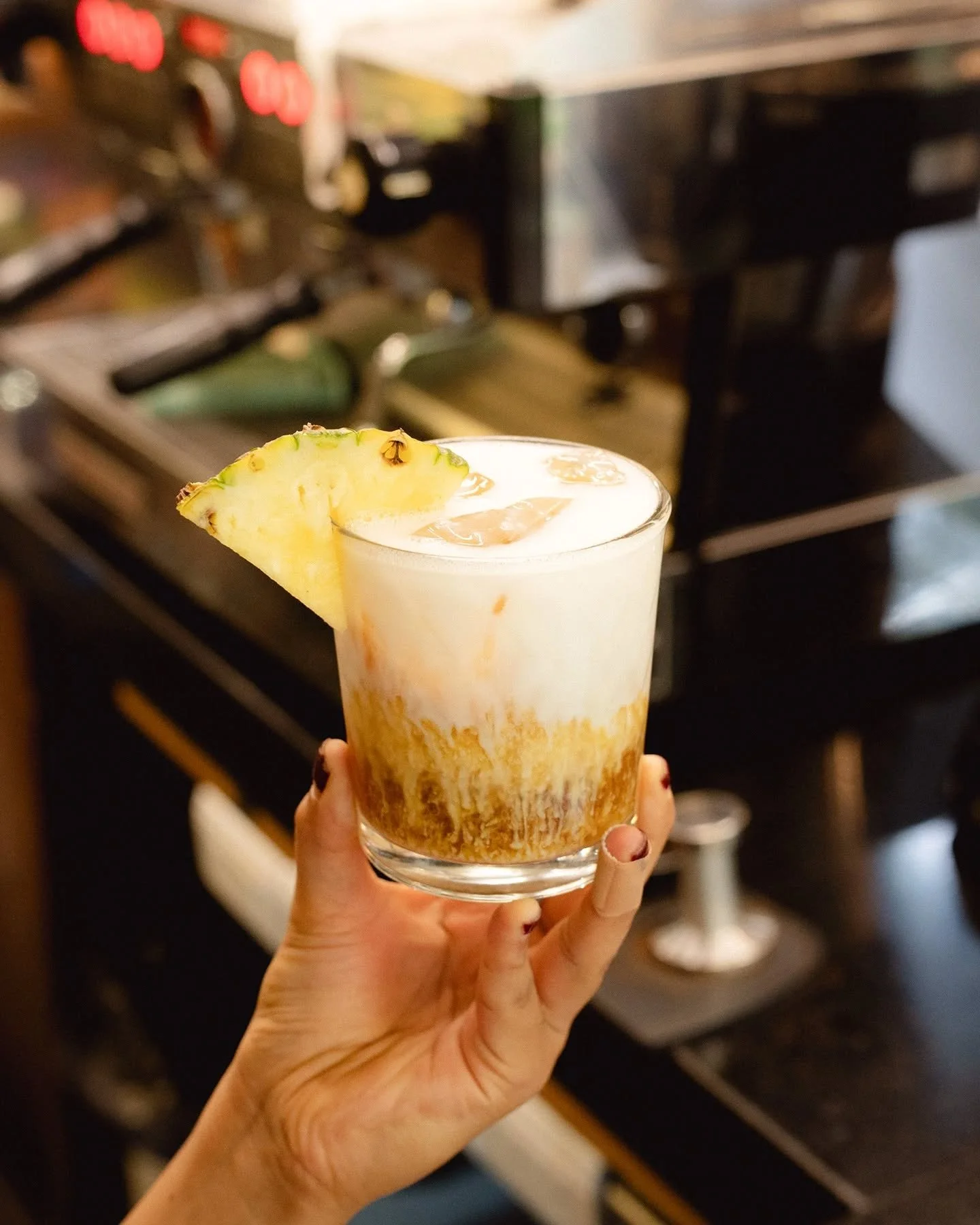 BEBIDAS DE TEMPORADA

Dos nuevas bebidas de temporada hechas con cari&ntilde;o para ti. 

Pi&ntilde;ada Brew. Cold brew macerado con pi&ntilde;a, con crema de coco por encima. Disponible en Mazatl&aacute;n 30. 

Mazap&aacute;n Latte. Latte fr&iacute;