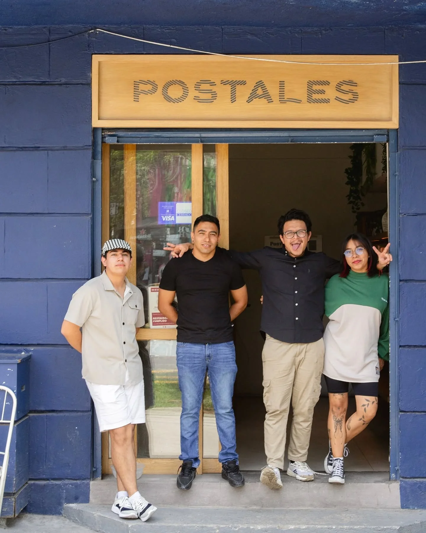 &iexcl;Conoce al equipo de Postales Roma! 

Los que hacen de esta esquina en la Roma la m&aacute;s agradable y placentera. 

Ponlos a prueba y pide un espresso, un flat white, o la bebida de temporada en turno, y seguro te sorprender&aacute;s, pues d