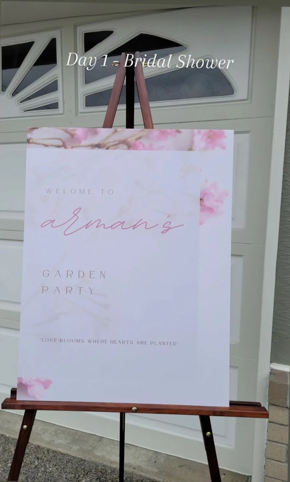 🌸✨ 𝑺𝒉𝒆’𝒔 𝑩𝒍𝒐𝒐𝒎𝒊𝒏𝒈 𝒘𝒊𝒕𝒉 𝑳𝒐𝒗𝒆 ✨🌸
Celebrate the bride-to-be with a stunning floral bridal shower sign — the perfect welcome piece to set the tone for a day filled with love, laughter, and unforgettable memories. Designed with deli