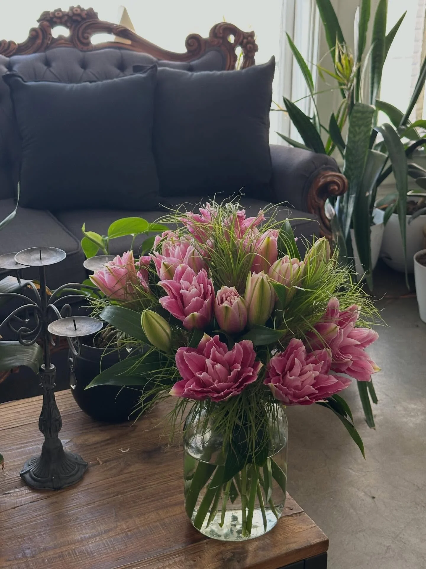 Flores in a vase 🥀 Studies from Rutgers University and Harvard show that flowers foster positive emotions, improve, productivity, and, when touched or arranged, provide a grounding sensory experience that boosts creativity. When is the last time you