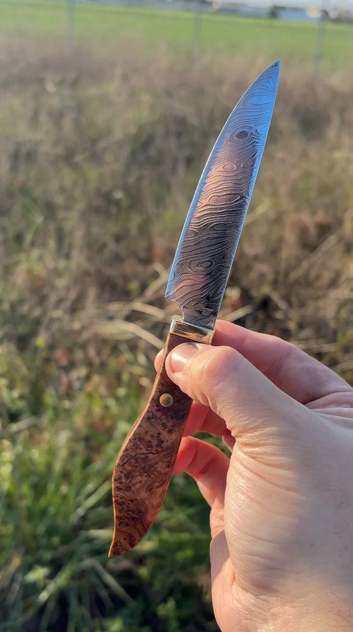 "Bloom", a low-layer twist damascus knife for a beekeeper.