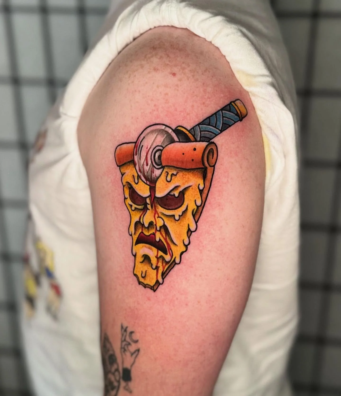 Namakubi meets a slice of pepperoni 🍕🗡️ traditionally, namakubi tattoos symbolize respect, humility, and the fleeting nature of life.
Here, in this cheesy twist: a warrior&rsquo;s spirit reborn as a slice of pizza, fierce and flavorful.
-
‼️Booking